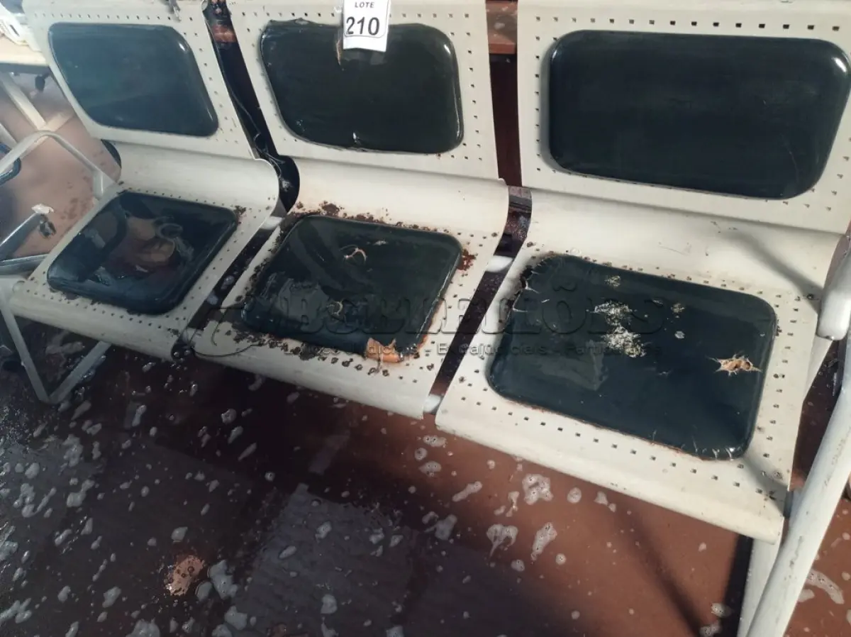 LOTE 210 - 01 LONGARINA COM 03 LUGARES BASE DE FERRO. (NO ESTADO) ATENÇÃO! FAZER A VISITAÇÃO ANTES DE ARREMATAR, NÃO SABEMOS SE FUNCIONA. LEILÃO NÃO TEM GARANTIA E NEM DEVOLUÇÃO, SUJEITO A POSSÍVEIS AVARIAS VISÍVEIS/OCULTAS E/OU AUSÊNCIA DE COMPONENTES.
