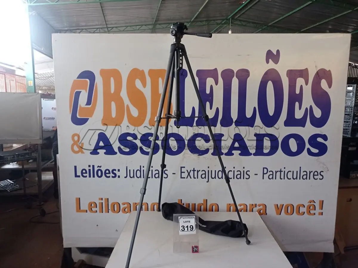 LOTE 319 - 01 TRIPÉ P/ CÂMERA FOTOGRÁFICA MARCA TOMATE. (NO ESTADO) ATENÇÃO! FAZER A VISITAÇÃO ANTES DE ARREMATAR, NÃO SABEMOS SE FUNCIONA. LEILÃO NÃO TEM GARANTIA E NEM DEVOLUÇÃO, SUJEITO A POSSÍVEIS AVARIAS VISÍVEIS/OCULTAS E/OU AUSÊNCIA DE COMPONENTES.