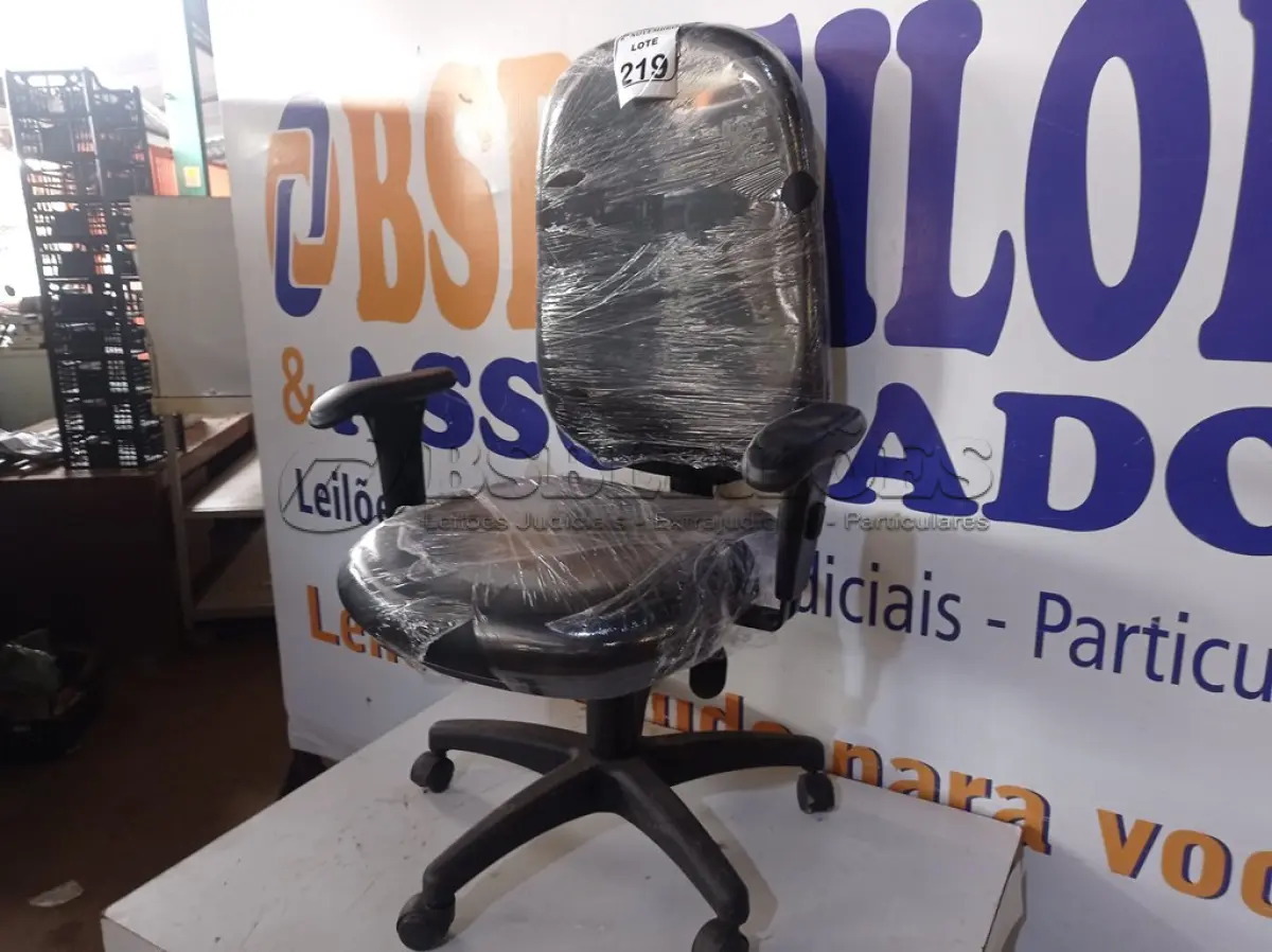 LOTE 219 - 01 CADEIRA DE ESCRITÓRIO C/BASE GIRATÓRIA NA COR PRETA. (NO ESTADO) ATENÇÃO! FAZER A VISITAÇÃO ANTES DE ARREMATAR, NÃO SABEMOS SE FUNCIONA. LEILÃO NÃO TEM GARANTIA E NEM DEVOLUÇÃO, SUJEITO A POSSÍVEIS AVARIAS VISÍVEIS/OCULTAS E/OU AUSÊNCIA DE COMPONENTES.