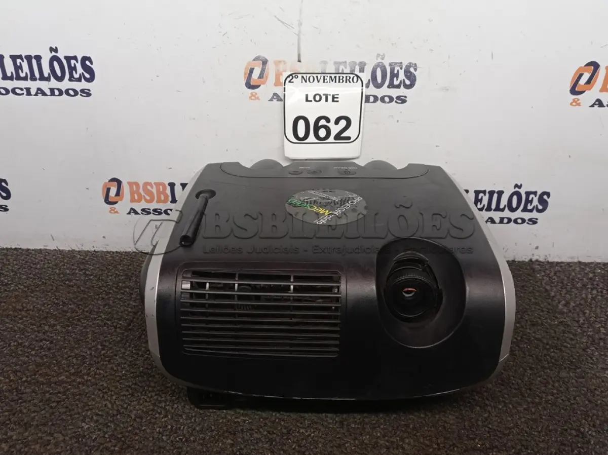 LOTE 062 - 01 PROJETOR MARCA PROINFO. (NO ESTADO) ATENÇÃO! FAZER A VISITAÇÃO ANTES DE ARREMATAR, NÃO SABEMOS SE FUNCIONA. LEILÃO NÃO TEM GARANTIA E NEM DEVOLUÇÃO, SUJEITO A POSSÍVEIS AVARIAS VISÍVEIS/OCULTAS E/OU AUSÊNCIA DE COMPONENTES.