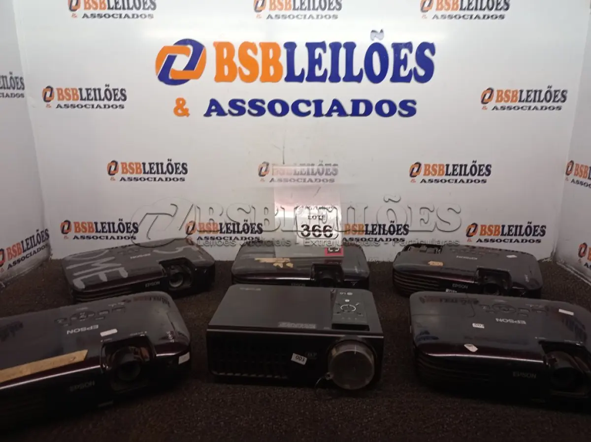 LOTE 366 - 06 PROJETORES MARCA EPSON P/RETIRADA DE PEÇAS. (NO ESTADO) ATENÇÃO! FAZER A VISITAÇÃO ANTES DE ARREMATAR, NÃO SABEMOS SE FUNCIONA. LEILÃO NÃO TEM GARANTIA E NEM DEVOLUÇÃO, SUJEITO A POSSÍVEIS AVARIAS VISÍVEIS/OCULTAS E/OU AUSÊNCIA DE COMPONENTES.