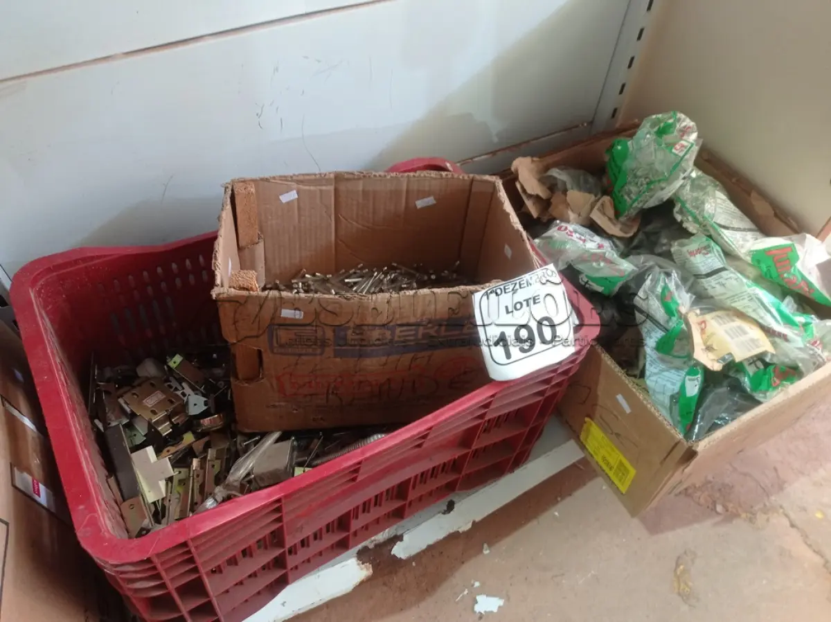 LOTE 190 - 01 LOTE COM GRANDE QUANTIDADE DE ESPAÇADORES PARA ASSENTAMENTO DE PISO E MATERIAIS DIVERSOS. (NO ESTADO) ATENÇÃO! FAZER A VISITAÇÃO ANTES DE ARREMATAR, NÃO SABEMOS SE FUNCIONA. LEILÃO NÃO TEM GARANTIA E NEM DEVOLUÇÃO, SUJEITO A POSSÍVEIS AVARIAS VISÍVEIS/OCULTAS E/OU AUSÊNCIA DE COMPONENTES.