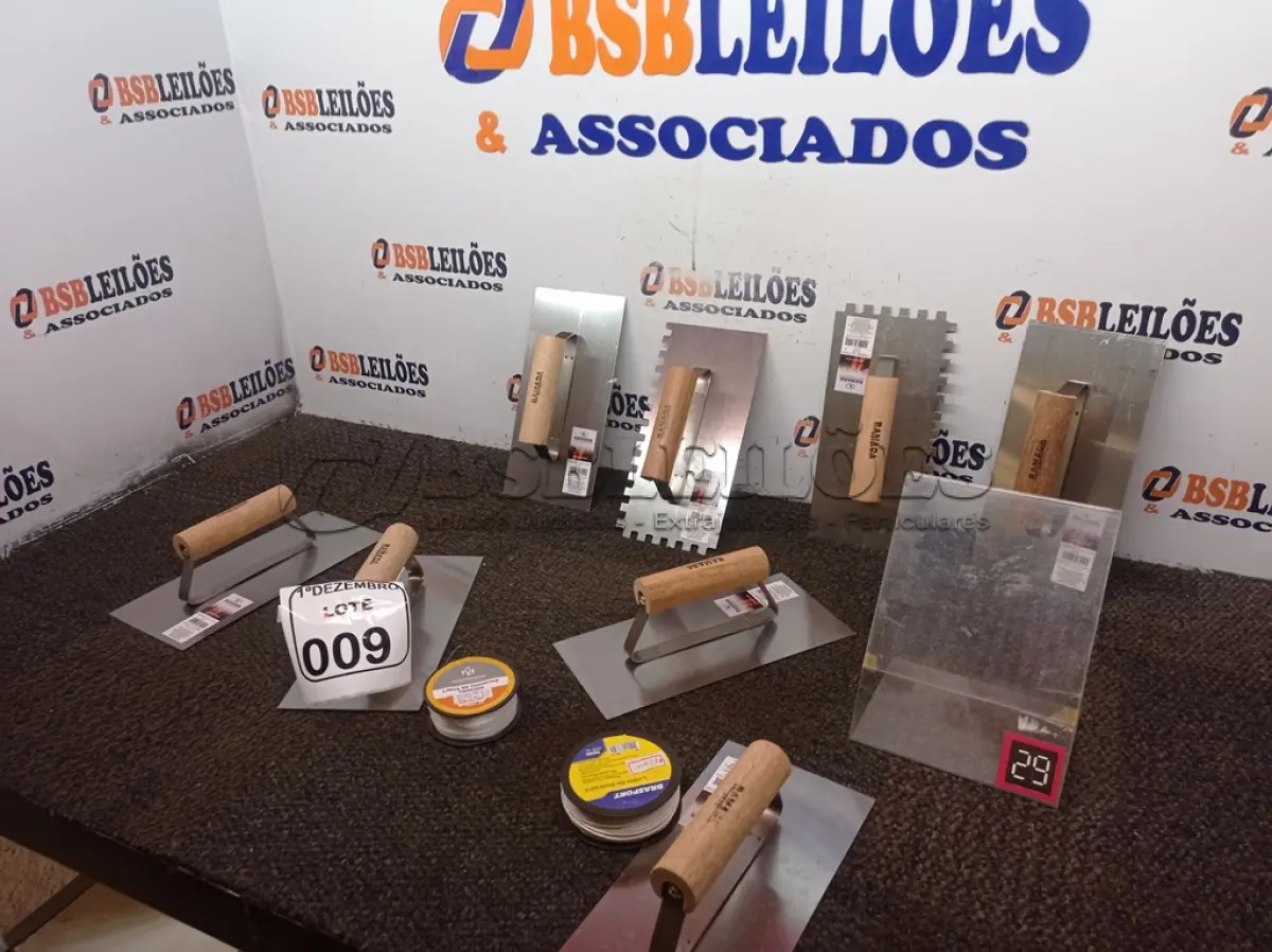 LOTE 009 - 06 DESEMPENADEIRAS LISAS, 02 DESEMPENADEIRAS DENTADAS E 02 LINHAS DE PEDREIRO. (NO ESTADO) ATENÇÃO! FAZER A VISITAÇÃO ANTES DE ARREMATAR, NÃO SABEMOS SE FUNCIONA. LEILÃO NÃO TEM GARANTIA E NEM DEVOLUÇÃO, SUJEITO A POSSÍVEIS AVARIAS VISÍVEIS/OCULTAS E/OU AUSÊNCIA DE COMPONENTES.