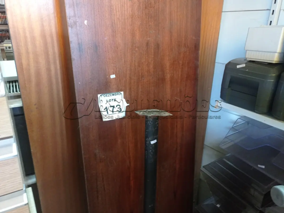 LOTE 173 - 01 MESA DE BANCADA. (NO ESTADO) ATENÇÃO! FAZER A VISITAÇÃO ANTES DE ARREMATAR, NÃO SABEMOS SE FUNCIONA. LEILÃO NÃO TEM GARANTIA E NEM DEVOLUÇÃO, SUJEITO A POSSÍVEIS AVARIAS VISÍVEIS/OCULTAS E/OU AUSÊNCIA DE COMPONENTES.