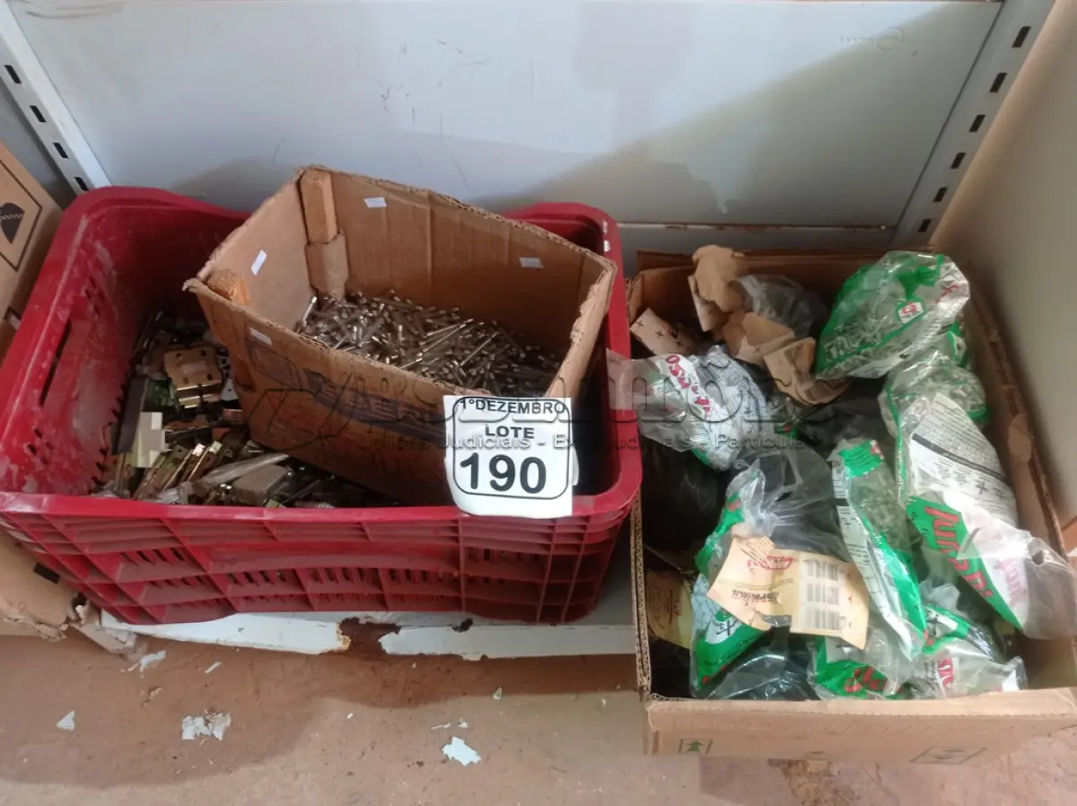 LOTE 190 - 01 LOTE COM GRANDE QUANTIDADE DE ESPAÇADORES PARA ASSENTAMENTO DE PISO E MATERIAIS DIVERSOS. (NO ESTADO) ATENÇÃO! FAZER A VISITAÇÃO ANTES DE ARREMATAR, NÃO SABEMOS SE FUNCIONA. LEILÃO NÃO TEM GARANTIA E NEM DEVOLUÇÃO, SUJEITO A POSSÍVEIS AVARIAS VISÍVEIS/OCULTAS E/OU AUSÊNCIA DE COMPONENTES.