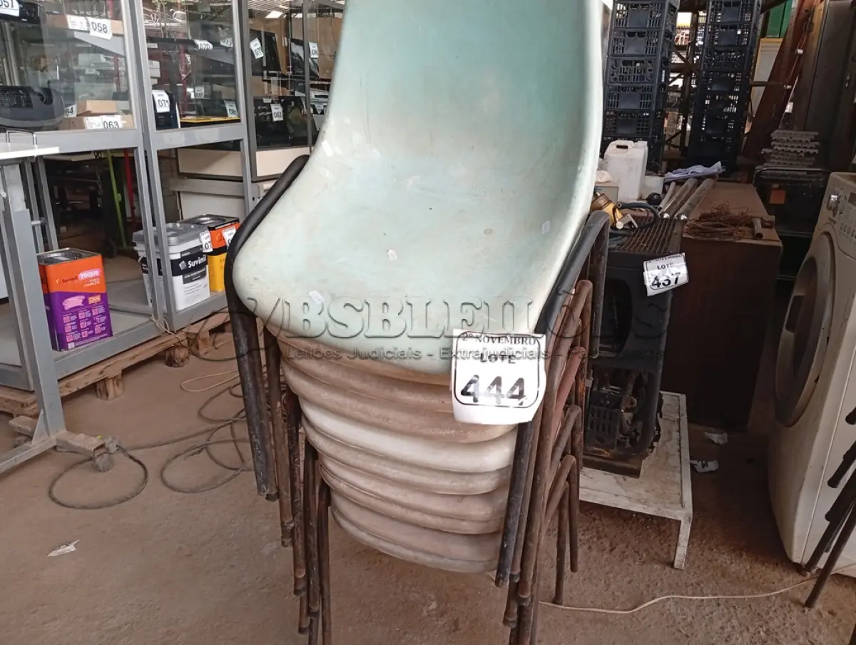 LOTE 444 - 10 CADEIRAS DE PLÁSTICO C/BASE DE FERRO. (NO ESTADO) ATENÇÃO! FAZER A VISITAÇÃO ANTES DE ARREMATAR, NÃO SABEMOS SE FUNCIONA. LEILÃO NÃO TEM GARANTIA E NEM DEVOLUÇÃO, SUJEITO A POSSÍVEIS AVARIAS VISÍVEIS/OCULTAS E/OU AUSÊNCIA DE COMPONENTES.