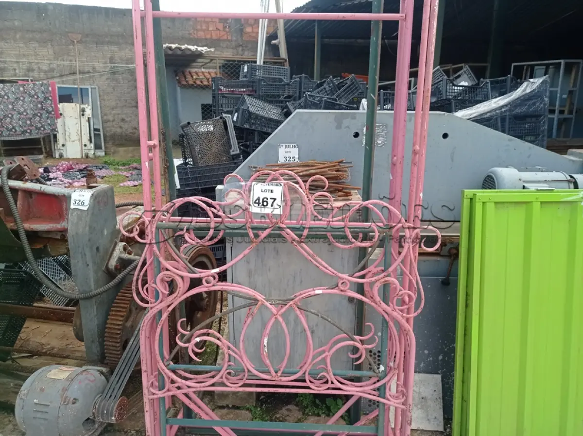 LOTE 467 - 03 CAMAS DE FERRO. (NO ESTADO) ATENÇÃO! FAZER A VISITAÇÃO ANTES DE ARREMATAR, NÃO SABEMOS SE FUNCIONA. LEILÃO NÃO TEM GARANTIA E NEM DEVOLUÇÃO, SUJEITO A POSSÍVEIS AVARIAS VISÍVEIS/OCULTAS E/OU AUSÊNCIA DE COMPONENTES.