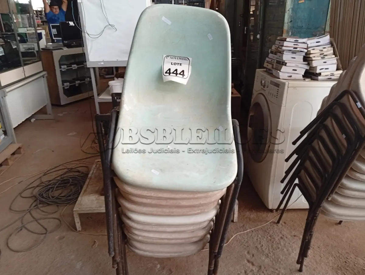 LOTE 444 - 10 CADEIRAS DE PLÁSTICO C/BASE DE FERRO. (NO ESTADO) ATENÇÃO! FAZER A VISITAÇÃO ANTES DE ARREMATAR, NÃO SABEMOS SE FUNCIONA. LEILÃO NÃO TEM GARANTIA E NEM DEVOLUÇÃO, SUJEITO A POSSÍVEIS AVARIAS VISÍVEIS/OCULTAS E/OU AUSÊNCIA DE COMPONENTES.