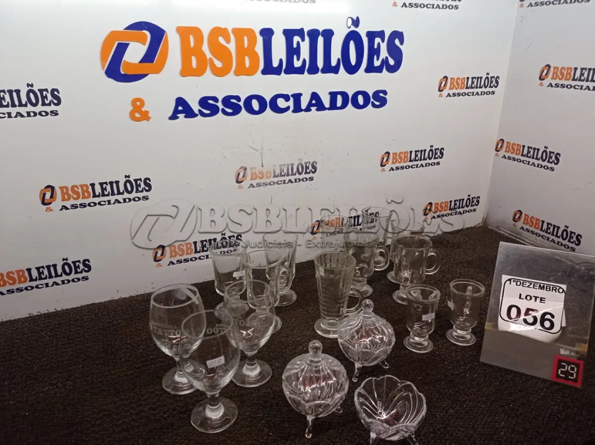 LOTE 056 - 02 BOMBONIERES DE VIDRO SENDO 01 SEM TAMPA,TAÇAS E COPOS DE VIDRO DIVERSOS. (NO ESTADO) ATENÇÃO! FAZER A VISITAÇÃO ANTES DE ARREMATAR, NÃO SABEMOS SE FUNCIONA. LEILÃO NÃO TEM GARANTIA E NEM DEVOLUÇÃO, SUJEITO A POSSÍVEIS AVARIAS VISÍVEIS/OCULTAS E/OU AUSÊNCIA DE COMPONENTES.