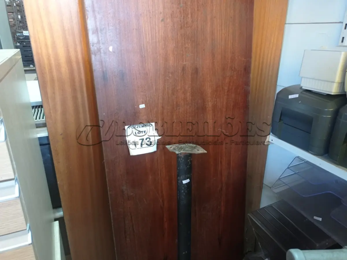 LOTE 173 - 01 MESA DE BANCADA. (NO ESTADO) ATENÇÃO! FAZER A VISITAÇÃO ANTES DE ARREMATAR, NÃO SABEMOS SE FUNCIONA. LEILÃO NÃO TEM GARANTIA E NEM DEVOLUÇÃO, SUJEITO A POSSÍVEIS AVARIAS VISÍVEIS/OCULTAS E/OU AUSÊNCIA DE COMPONENTES.