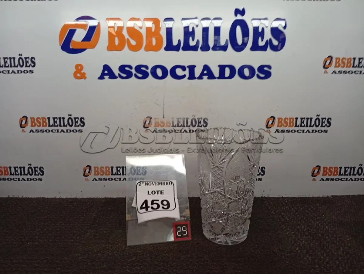 LOTE 459 - 01 VASO DE CRISTAL BOHEMIA. (NO ESTADO) ATENÇÃO! FAZER A VISITAÇÃO ANTES DE ARREMATAR, NÃO SABEMOS SE FUNCIONA. LEILÃO NÃO TEM GARANTIA E NEM DEVOLUÇÃO, SUJEITO A POSSÍVEIS AVARIAS VISÍVEIS/OCULTAS E/OU AUSÊNCIA DE COMPONENTES.