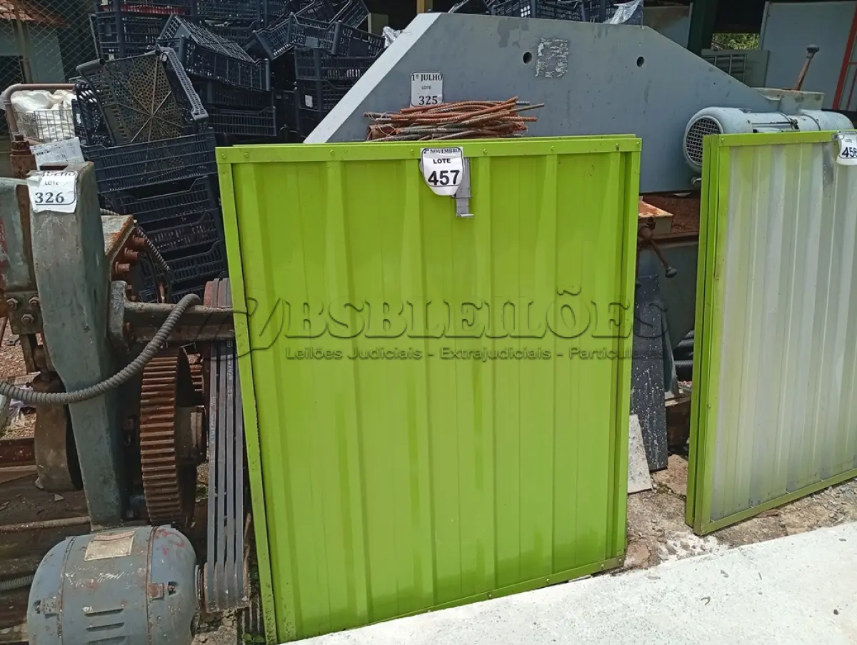LOTE 457 - 02 PORTAS NA COR VERDE MEDINDO 1,00X16 COMPRIMENTO, 98 DE LARGURANA COR VERDE. (NO ESTADO) ATENÇÃO! FAZER A VISITAÇÃO ANTES DE ARREMATAR, NÃO SABEMOS SE FUNCIONA. LEILÃO NÃO TEM GARANTIA E NEM DEVOLUÇÃO, SUJEITO A POSSÍVEIS AVARIAS VISÍVEIS/OCULTAS E/OU AUSÊNCIA DE COMPONENTES.