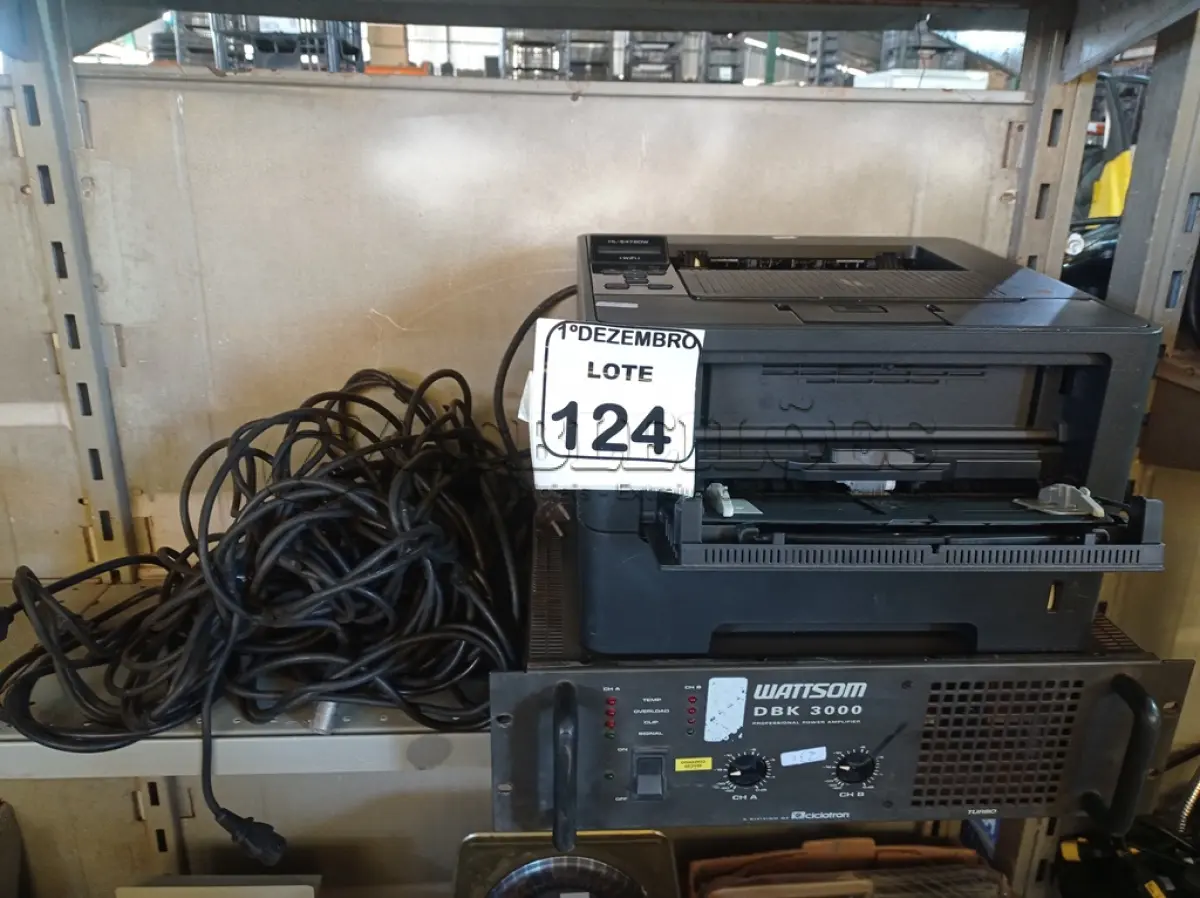 LOTE 124 - 01 IMPRESSORA MARCA BROTHER, 01 AMPLIFICADOR MARCA WATTSOM MODELO WBQ3000 E CABOS DIVERSOS. (NO ESTADO) ATENÇÃO! FAZER A VISITAÇÃO ANTES DE ARREMATAR, NÃO SABEMOS SE FUNCIONA. LEILÃO NÃO TEM GARANTIA E NEM DEVOLUÇÃO, SUJEITO A POSSÍVEIS AVARIAS VISÍVEIS/OCULTAS E/OU AUSÊNCIA DE COMPONENTES.