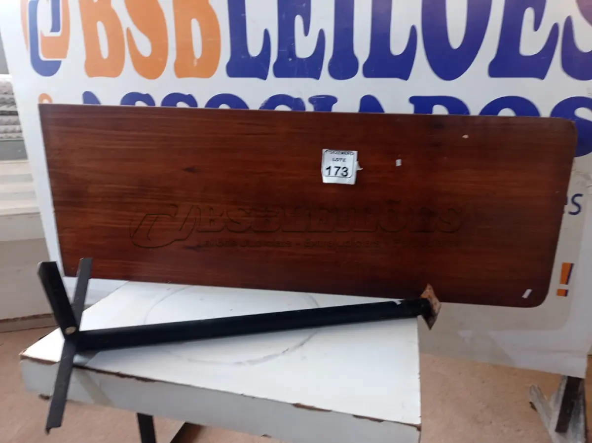 LOTE 173 - 01 MESA DE BANCADA. (NO ESTADO) ATENÇÃO! FAZER A VISITAÇÃO ANTES DE ARREMATAR, NÃO SABEMOS SE FUNCIONA. LEILÃO NÃO TEM GARANTIA E NEM DEVOLUÇÃO, SUJEITO A POSSÍVEIS AVARIAS VISÍVEIS/OCULTAS E/OU AUSÊNCIA DE COMPONENTES.