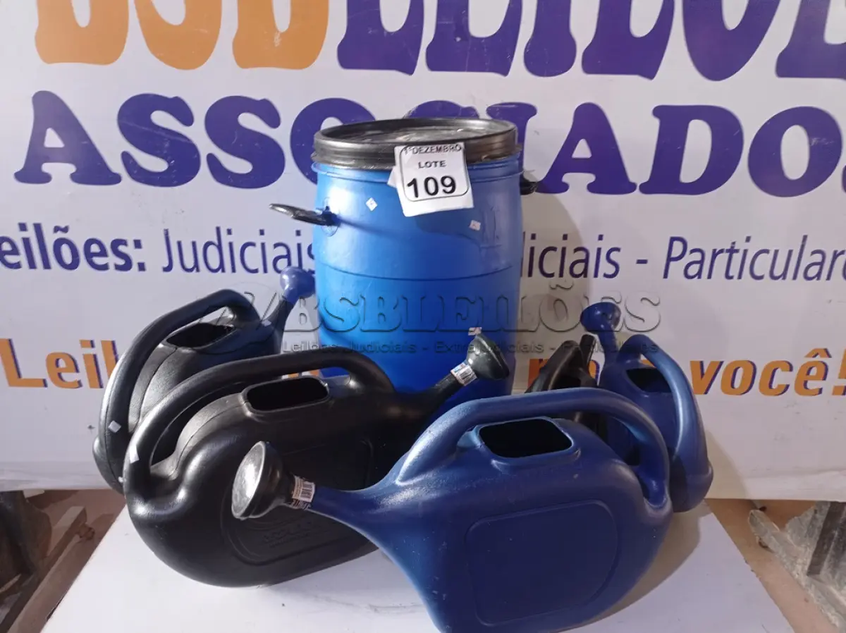 LOTE 109 - 03 REGADORES E 01 TAMBOR PEQUENO. (NO ESTADO) ATENÇÃO! FAZER A VISITAÇÃO ANTES DE ARREMATAR, NÃO SABEMOS SE FUNCIONA. LEILÃO NÃO TEM GARANTIA E NEM DEVOLUÇÃO, SUJEITO A POSSÍVEIS AVARIAS VISÍVEIS/OCULTAS E/OU AUSÊNCIA DE COMPONENTES.