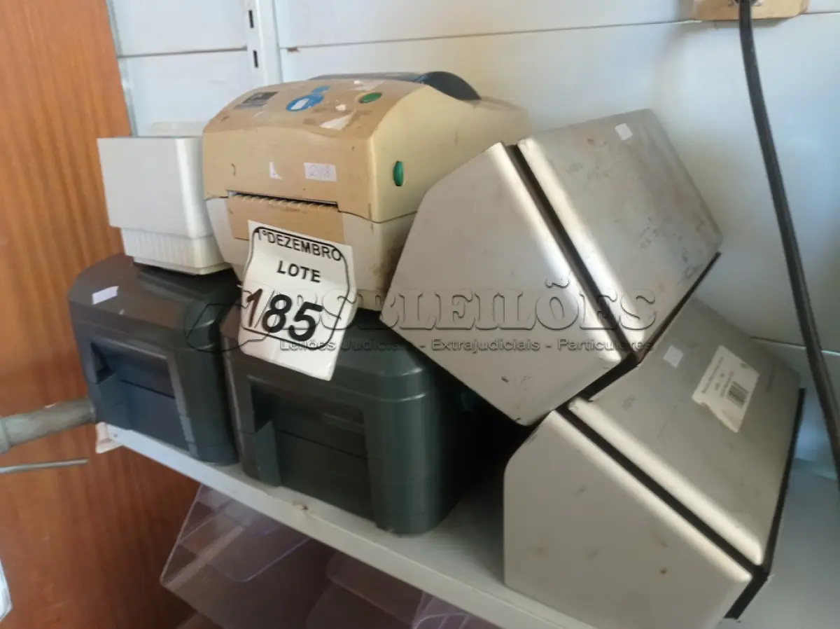 LOTE 185 - 03 IMPRESSORAS DE ETIQUETA MARCA ZEBRA, 02 SCANNERS MARCA FUJITSU E 01 IMPRESSORA NÃO FISCAL. (NO ESTADO) ATENÇÃO! FAZER A VISITAÇÃO ANTES DE ARREMATAR, NÃO SABEMOS SE FUNCIONA. LEILÃO NÃO TEM GARANTIA E NEM DEVOLUÇÃO, SUJEITO A POSSÍVEIS AVARIAS VISÍVEIS/OCULTAS E/OU AUSÊNCIA DE COMPONENTES.