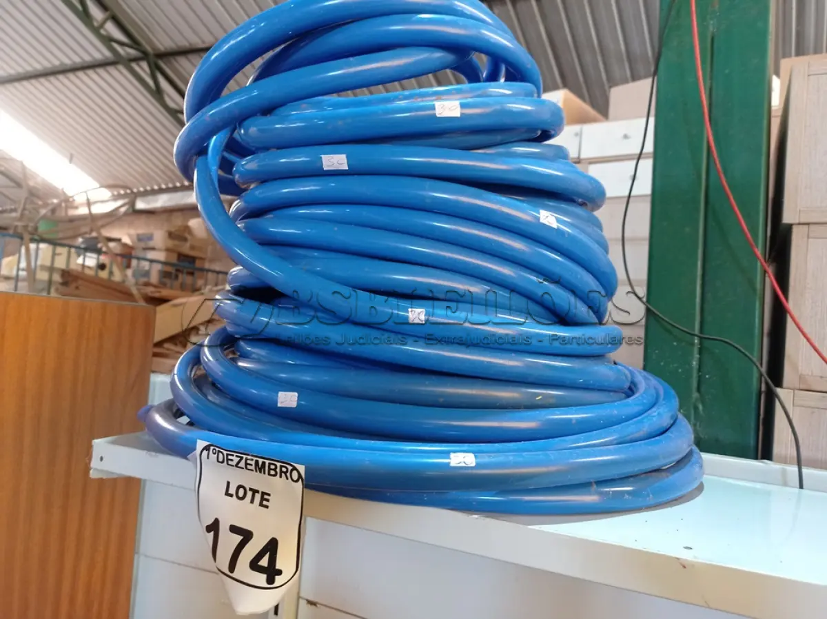 LOTE 174 - 01 ROLO DE MANGUEIRA NA COR AZUL. (NO ESTADO) ATENÇÃO! FAZER A VISITAÇÃO ANTES DE ARREMATAR, NÃO SABEMOS SE FUNCIONA. LEILÃO NÃO TEM GARANTIA E NEM DEVOLUÇÃO, SUJEITO A POSSÍVEIS AVARIAS VISÍVEIS/OCULTAS E/OU AUSÊNCIA DE COMPONENTES.