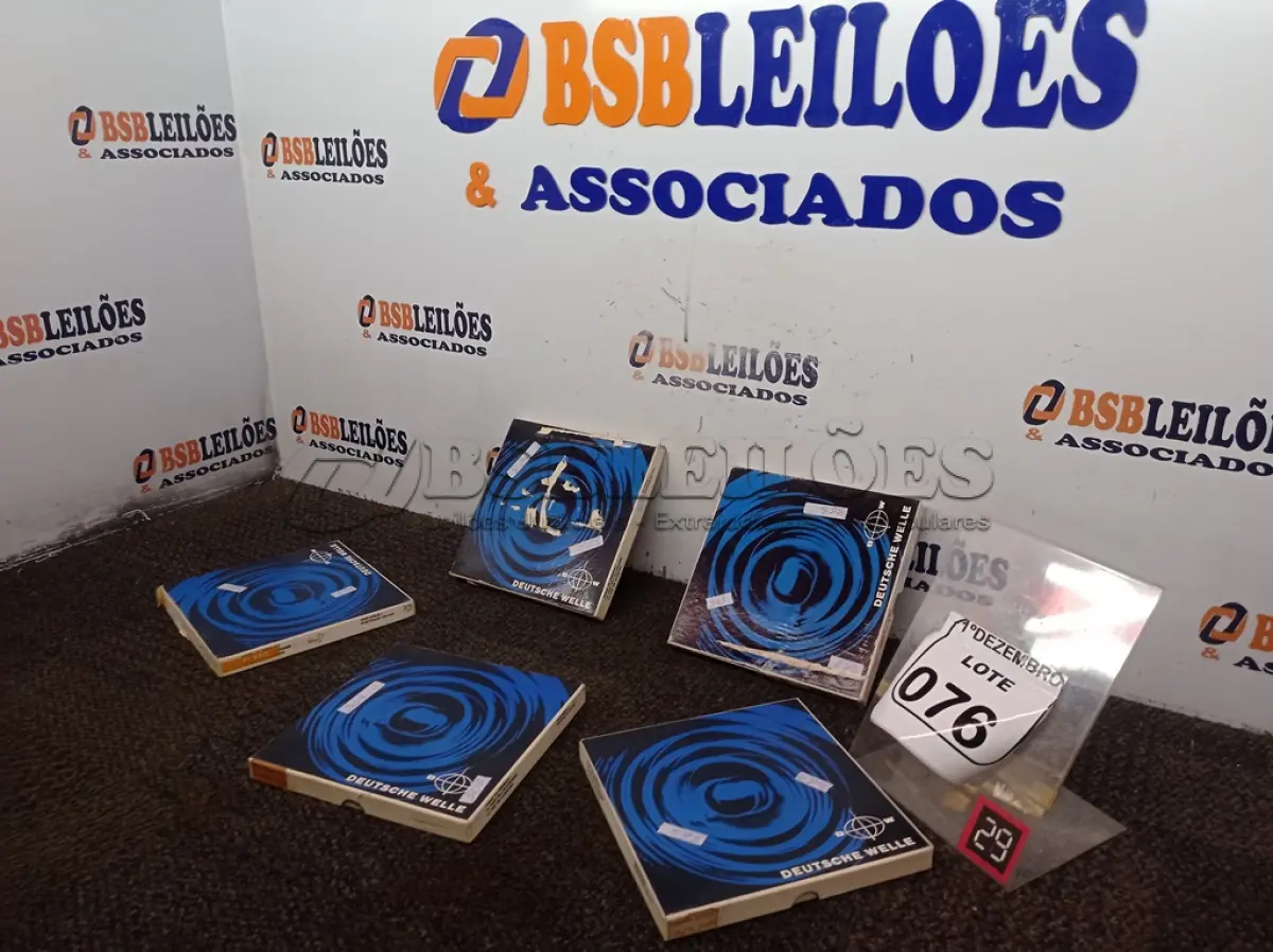 LOTE 076 - 05 FITAS ANTIGAS. (NO ESTADO) ATENÇÃO! FAZER A VISITAÇÃO ANTES DE ARREMATAR, NÃO SABEMOS SE FUNCIONA. LEILÃO NÃO TEM GARANTIA E NEM DEVOLUÇÃO, SUJEITO A POSSÍVEIS AVARIAS VISÍVEIS/OCULTAS E/OU AUSÊNCIA DE COMPONENTES.