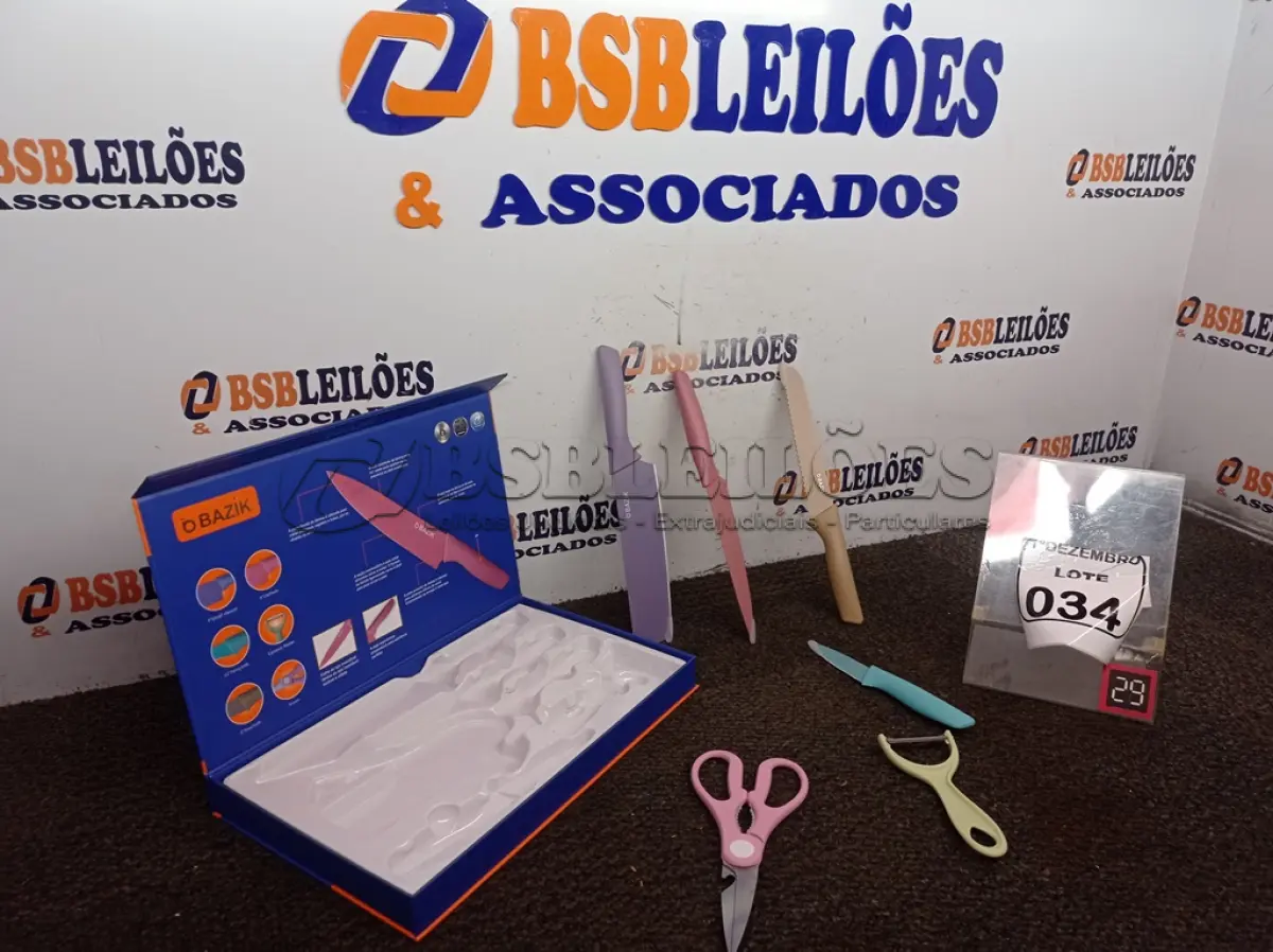 LOTE 034 - 01 KIT DE FACAS DE COZINHA C/. (NO ESTADO) ATENÇÃO! FAZER A VISITAÇÃO ANTES DE ARREMATAR, NÃO SABEMOS SE FUNCIONA. LEILÃO NÃO TEM GARANTIA E NEM DEVOLUÇÃO, SUJEITO A POSSÍVEIS AVARIAS VISÍVEIS/OCULTAS E/OU AUSÊNCIA DE COMPONENTES.
