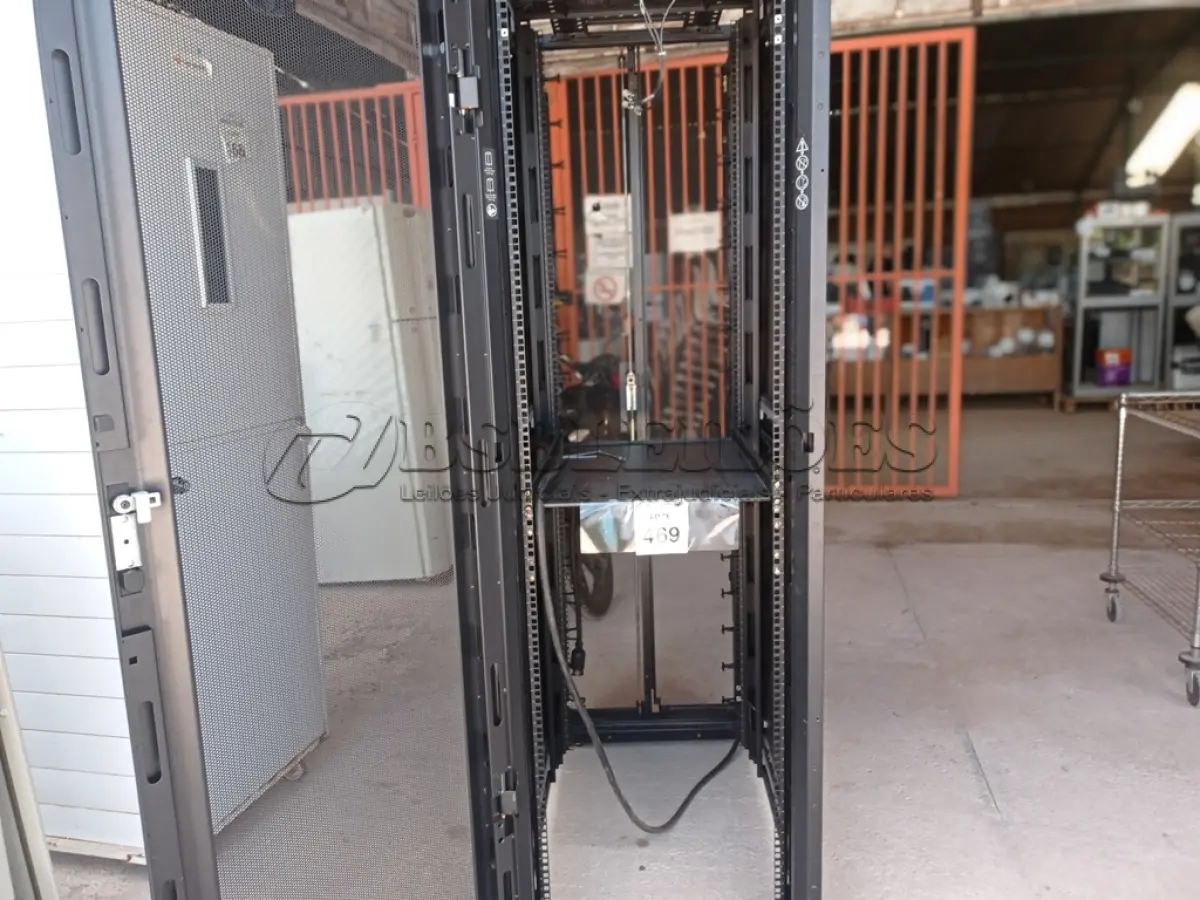 LOTE 469 - 01 RACK DE FERRO MARCA APC. (NO ESTADO) ATENÇÃO! FAZER A VISITAÇÃO ANTES DE ARREMATAR, NÃO SABEMOS SE FUNCIONA. LEILÃO NÃO TEM GARANTIA E NEM DEVOLUÇÃO, SUJEITO A POSSÍVEIS AVARIAS VISÍVEIS/OCULTAS E/OU AUSÊNCIA DE COMPONENTES.