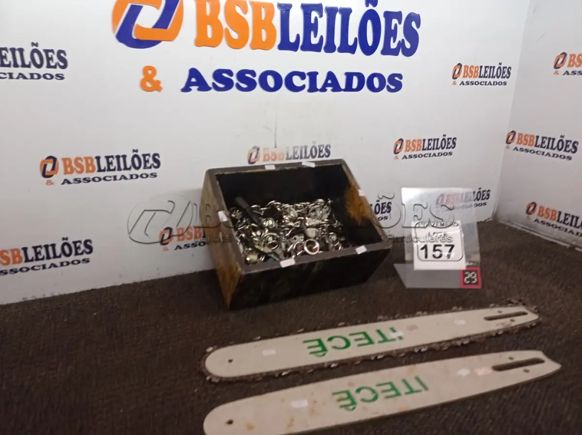 LOTE 157 - 01 CAIXA DE MADEIRA C/DIVERSAS ARGOLAS DE FERRO E 02 SABRES DE MOTOSERRA. (NO ESTADO) ATENÇÃO! FAZER A VISITAÇÃO ANTES DE ARREMATAR, NÃO SABEMOS SE FUNCIONA. LEILÃO NÃO TEM GARANTIA E NEM DEVOLUÇÃO, SUJEITO A POSSÍVEIS AVARIAS VISÍVEIS/OCULTAS E/OU AUSÊNCIA DE COMPONENTES.