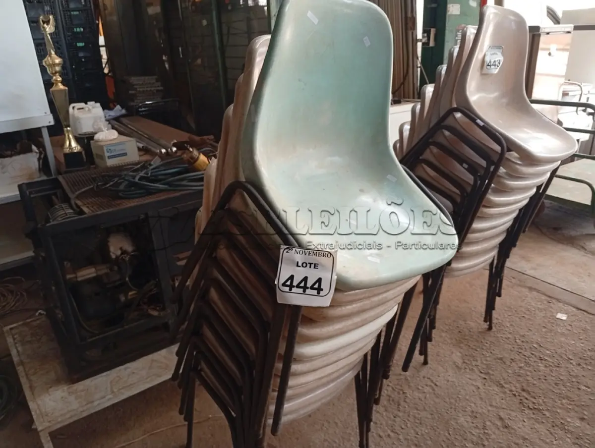 LOTE 444 - 10 CADEIRAS DE PLÁSTICO C/BASE DE FERRO. (NO ESTADO) ATENÇÃO! FAZER A VISITAÇÃO ANTES DE ARREMATAR, NÃO SABEMOS SE FUNCIONA. LEILÃO NÃO TEM GARANTIA E NEM DEVOLUÇÃO, SUJEITO A POSSÍVEIS AVARIAS VISÍVEIS/OCULTAS E/OU AUSÊNCIA DE COMPONENTES.