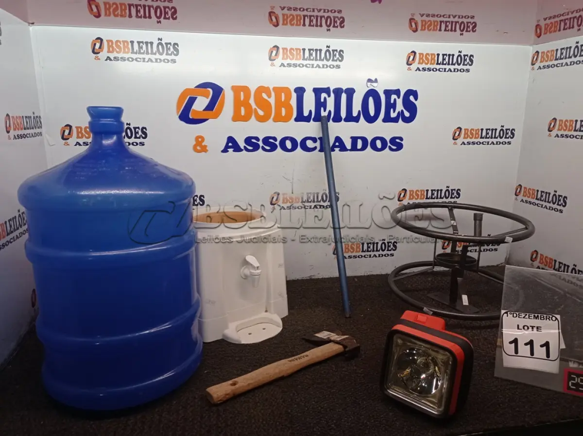 LOTE 111 - 01 ENROLADOR DE MANGUEIRA 01 LANTERNA E 01 BEBEDOURO C/GALÃO E 01 MACHADINHA. (NO ESTADO) ATENÇÃO! FAZER A VISITAÇÃO ANTES DE ARREMATAR, NÃO SABEMOS SE FUNCIONA. LEILÃO NÃO TEM GARANTIA E NEM DEVOLUÇÃO, SUJEITO A POSSÍVEIS AVARIAS VISÍVEIS/OCULTAS E/OU AUSÊNCIA DE COMPONENTES.