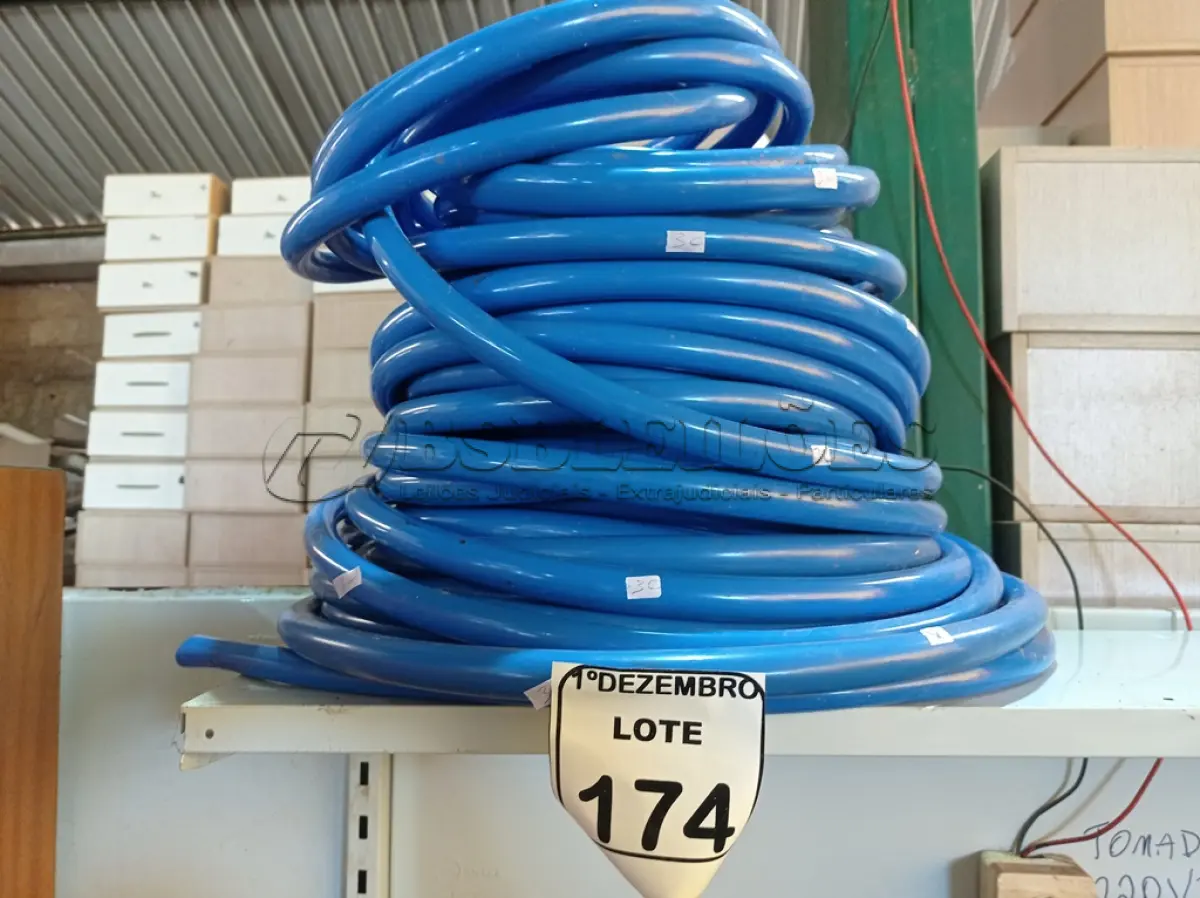 LOTE 174 - 01 ROLO DE MANGUEIRA NA COR AZUL. (NO ESTADO) ATENÇÃO! FAZER A VISITAÇÃO ANTES DE ARREMATAR, NÃO SABEMOS SE FUNCIONA. LEILÃO NÃO TEM GARANTIA E NEM DEVOLUÇÃO, SUJEITO A POSSÍVEIS AVARIAS VISÍVEIS/OCULTAS E/OU AUSÊNCIA DE COMPONENTES.
