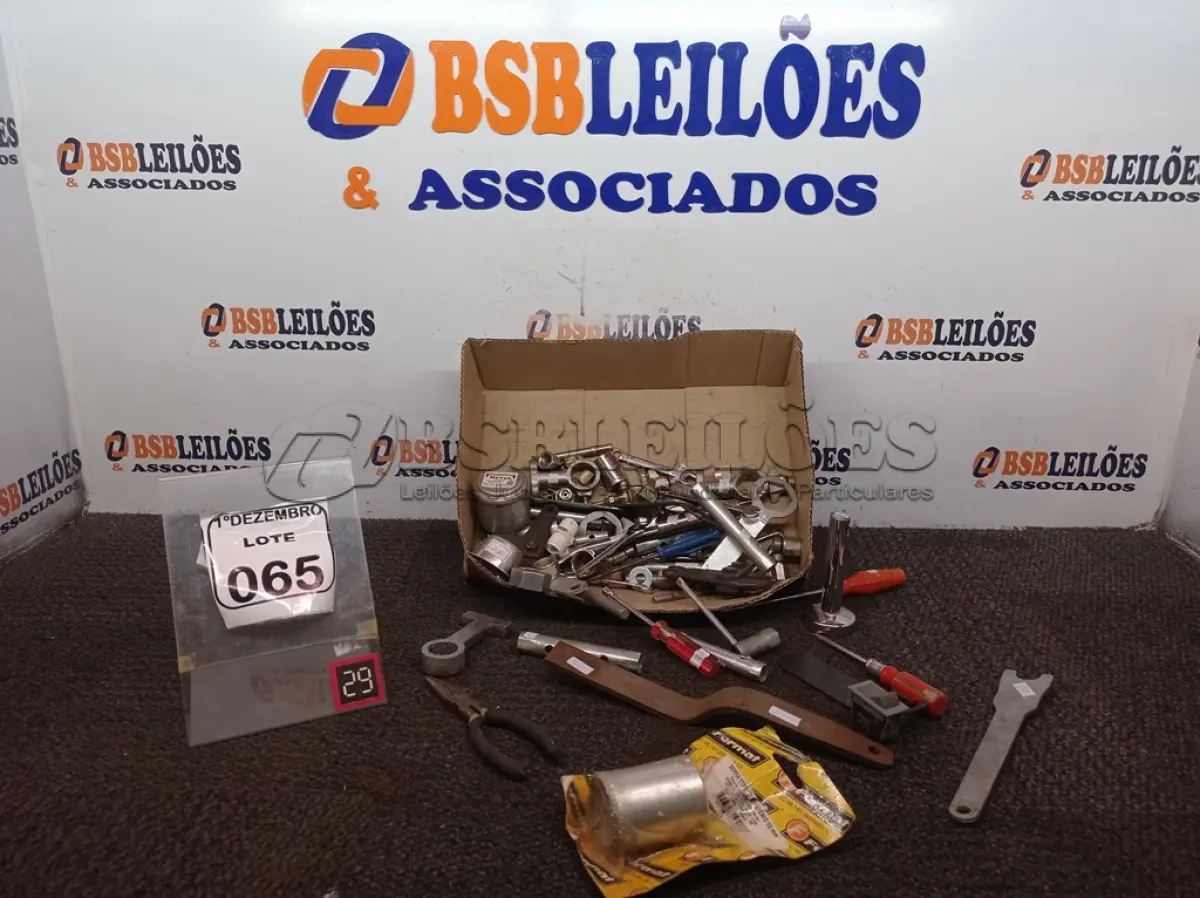 LOTE 065 - 01 LOTE C/DIVERSAS FERRAMENTAS E UTENSÍLIOS DIVERSOS. (NO ESTADO) ATENÇÃO! FAZER A VISITAÇÃO ANTES DE ARREMATAR, NÃO SABEMOS SE FUNCIONA. LEILÃO NÃO TEM GARANTIA E NEM DEVOLUÇÃO, SUJEITO A POSSÍVEIS AVARIAS VISÍVEIS/OCULTAS E/OU AUSÊNCIA DE COMPONENTES.