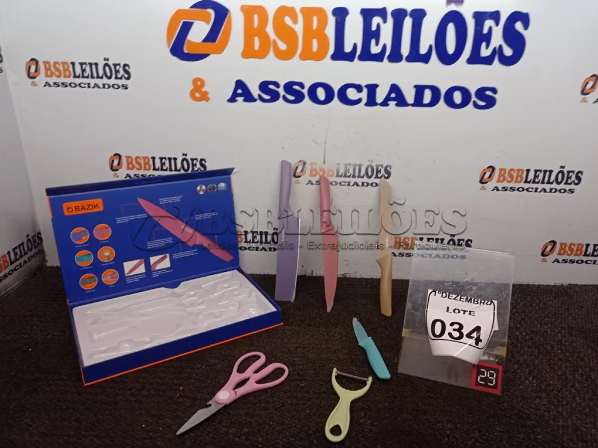 LOTE 034 - 01 KIT DE FACAS DE COZINHA C/. (NO ESTADO) ATENÇÃO! FAZER A VISITAÇÃO ANTES DE ARREMATAR, NÃO SABEMOS SE FUNCIONA. LEILÃO NÃO TEM GARANTIA E NEM DEVOLUÇÃO, SUJEITO A POSSÍVEIS AVARIAS VISÍVEIS/OCULTAS E/OU AUSÊNCIA DE COMPONENTES.