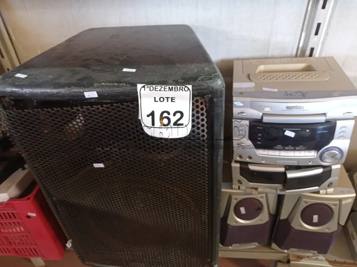 LOTE 162 - 01 CAIXA DE SOM PASSIVA C/AUTOFALANTE JBL. E 01 MICROSSYSTEM MARCA GRADIENTE.  (NO ESTADO) ATENÇÃO! FAZER A VISITAÇÃO ANTES DE ARREMATAR, NÃO SABEMOS SE FUNCIONA. LEILÃO NÃO TEM GARANTIA E NEM DEVOLUÇÃO, SUJEITO A POSSÍVEIS AVARIAS VISÍVEIS/OCULTAS E/OU AUSÊNCIA DE COMPONENTES.