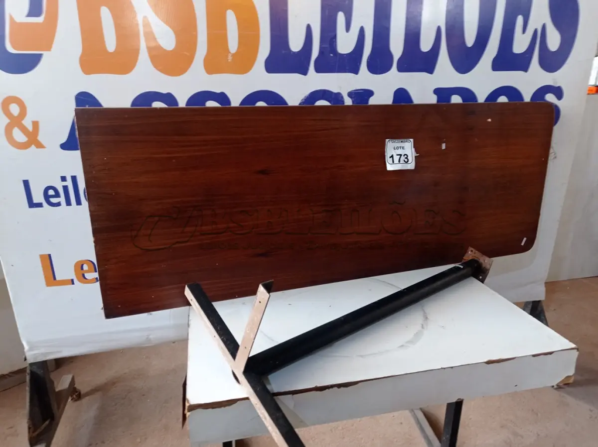 LOTE 173 - 01 MESA DE BANCADA. (NO ESTADO) ATENÇÃO! FAZER A VISITAÇÃO ANTES DE ARREMATAR, NÃO SABEMOS SE FUNCIONA. LEILÃO NÃO TEM GARANTIA E NEM DEVOLUÇÃO, SUJEITO A POSSÍVEIS AVARIAS VISÍVEIS/OCULTAS E/OU AUSÊNCIA DE COMPONENTES.