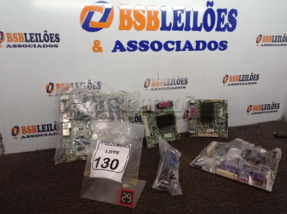 LOTE 130 - 04 PLACAS MÃE. (NO ESTADO) ATENÇÃO! FAZER A VISITAÇÃO ANTES DE ARREMATAR, NÃO SABEMOS SE FUNCIONA. LEILÃO NÃO TEM GARANTIA E NEM DEVOLUÇÃO, SUJEITO A POSSÍVEIS AVARIAS VISÍVEIS/OCULTAS E/OU AUSÊNCIA DE COMPONENTES.