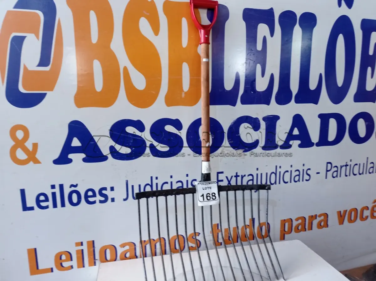 LOTE 168 - 01 GARFO P/FENO. (NO ESTADO) ATENÇÃO! FAZER A VISITAÇÃO ANTES DE ARREMATAR, NÃO SABEMOS SE FUNCIONA. LEILÃO NÃO TEM GARANTIA E NEM DEVOLUÇÃO, SUJEITO A POSSÍVEIS AVARIAS VISÍVEIS/OCULTAS E/OU AUSÊNCIA DE COMPONENTES.