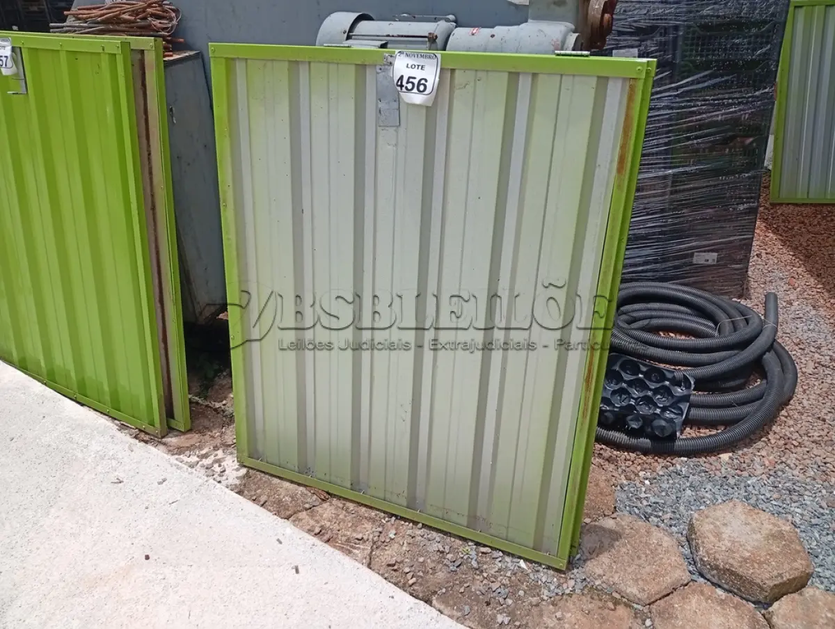 LOTE 456 - 02 PORTAS NA COR VERDE MEDINDO 1,00X16 COMPRIMENTO, 98 DE LARGURA.NA COR AZUL. (NO ESTADO) ATENÇÃO! FAZER A VISITAÇÃO ANTES DE ARREMATAR, NÃO SABEMOS SE FUNCIONA. LEILÃO NÃO TEM GARANTIA E NEM DEVOLUÇÃO, SUJEITO A POSSÍVEIS AVARIAS VISÍVEIS/OCULTAS E/OU AUSÊNCIA DE COMPONENTES.
