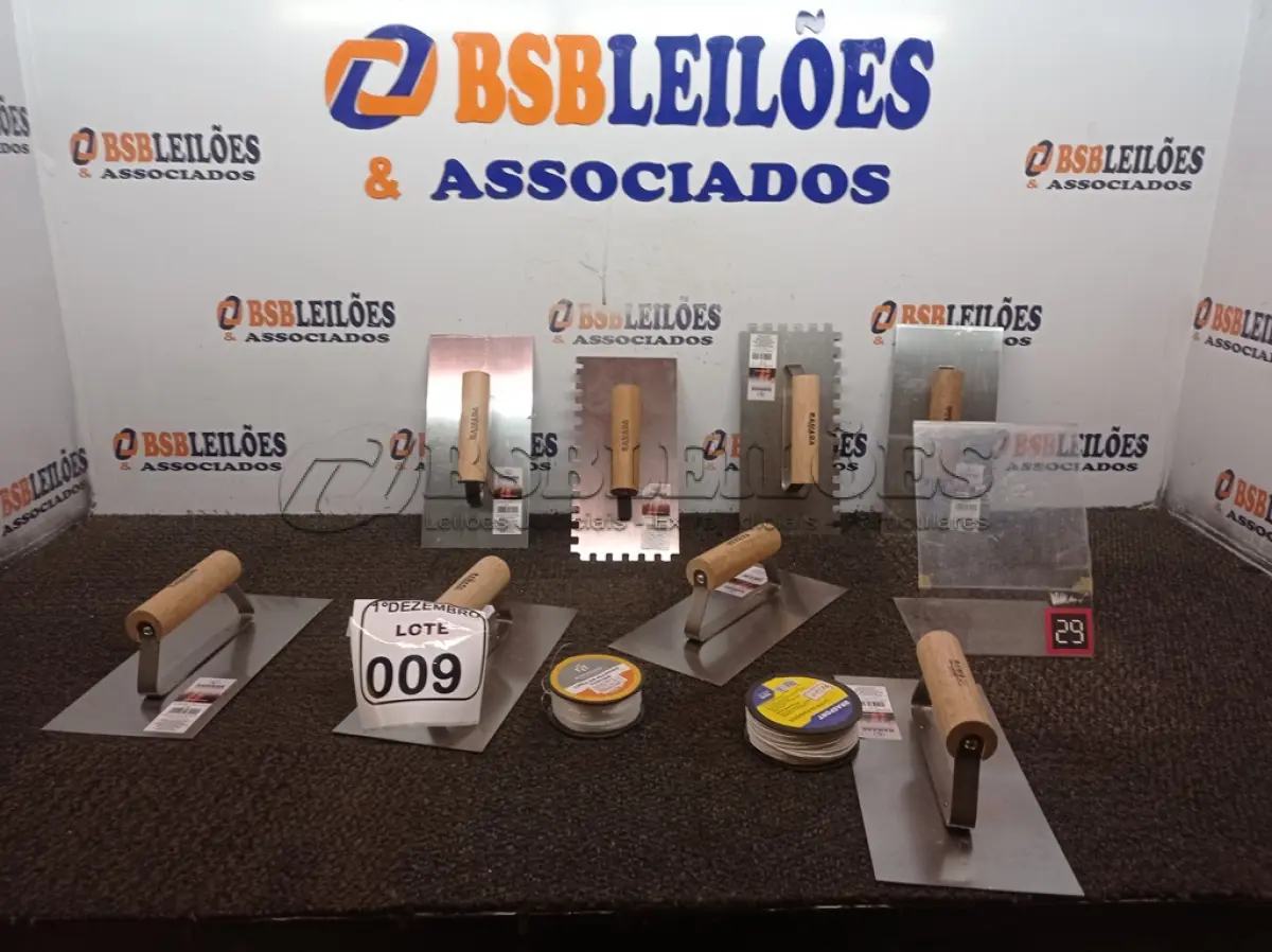 LOTE 009 - 06 DESEMPENADEIRAS LISAS, 02 DESEMPENADEIRAS DENTADAS E 02 LINHAS DE PEDREIRO. (NO ESTADO) ATENÇÃO! FAZER A VISITAÇÃO ANTES DE ARREMATAR, NÃO SABEMOS SE FUNCIONA. LEILÃO NÃO TEM GARANTIA E NEM DEVOLUÇÃO, SUJEITO A POSSÍVEIS AVARIAS VISÍVEIS/OCULTAS E/OU AUSÊNCIA DE COMPONENTES.