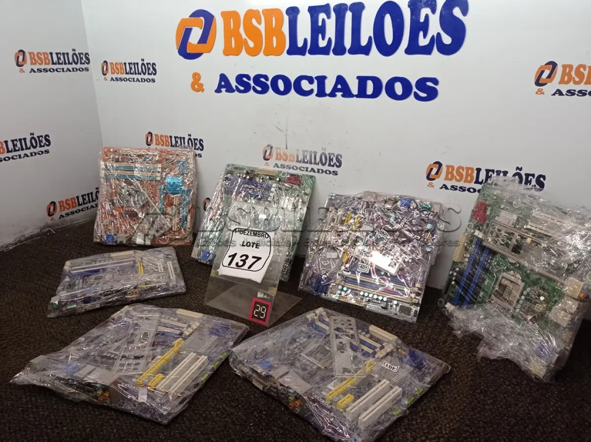 LOTE 137 - 07 PLACAS MÃE. (NO ESTADO) ATENÇÃO! FAZER A VISITAÇÃO ANTES DE ARREMATAR, NÃO SABEMOS SE FUNCIONA. LEILÃO NÃO TEM GARANTIA E NEM DEVOLUÇÃO, SUJEITO A POSSÍVEIS AVARIAS VISÍVEIS/OCULTAS E/OU AUSÊNCIA DE COMPONENTES.