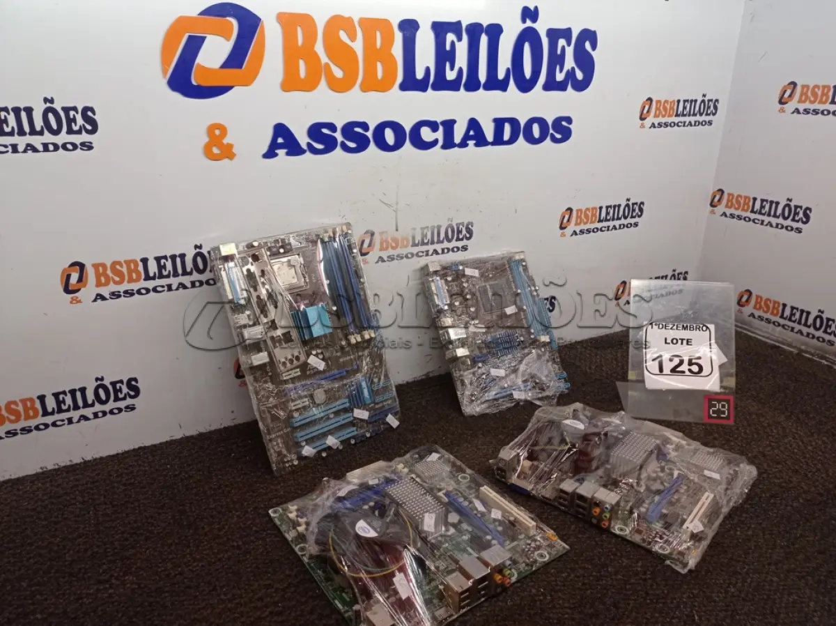 LOTE 125 - 04 PLACAS MÃE. (NO ESTADO) ATENÇÃO! FAZER A VISITAÇÃO ANTES DE ARREMATAR, NÃO SABEMOS SE FUNCIONA. LEILÃO NÃO TEM GARANTIA E NEM DEVOLUÇÃO, SUJEITO A POSSÍVEIS AVARIAS VISÍVEIS/OCULTAS E/OU AUSÊNCIA DE COMPONENTES.