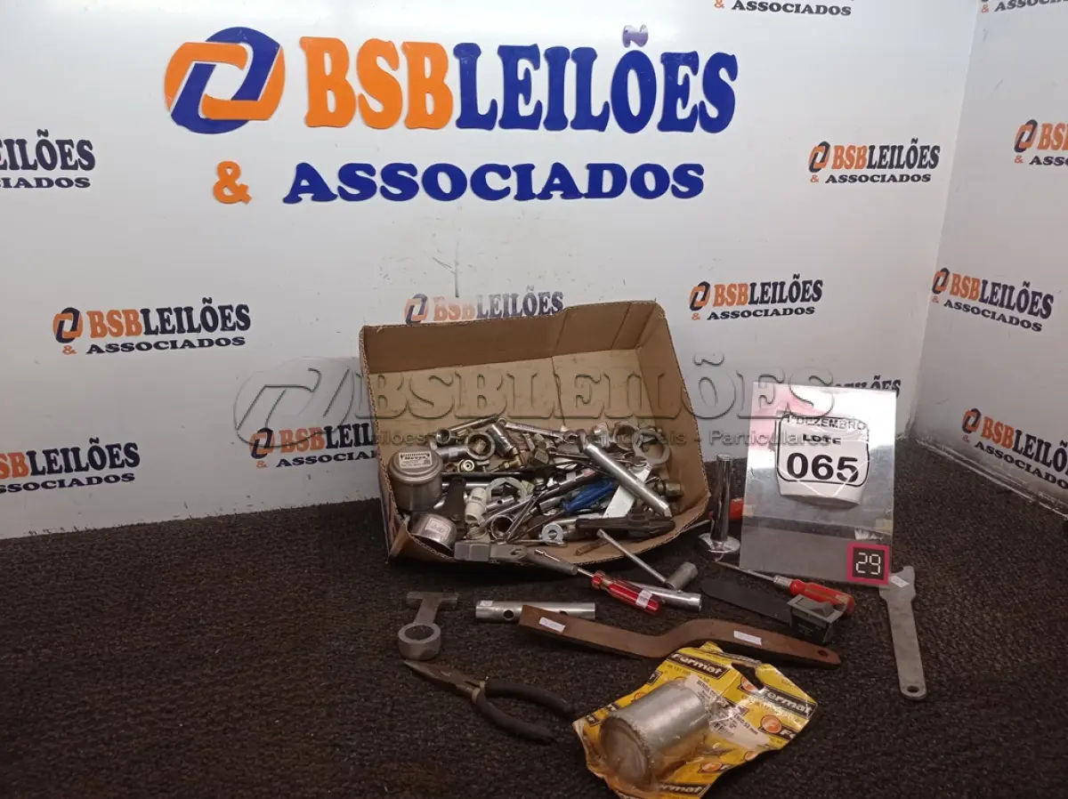 LOTE 065 - 01 LOTE C/DIVERSAS FERRAMENTAS E UTENSÍLIOS DIVERSOS. (NO ESTADO) ATENÇÃO! FAZER A VISITAÇÃO ANTES DE ARREMATAR, NÃO SABEMOS SE FUNCIONA. LEILÃO NÃO TEM GARANTIA E NEM DEVOLUÇÃO, SUJEITO A POSSÍVEIS AVARIAS VISÍVEIS/OCULTAS E/OU AUSÊNCIA DE COMPONENTES.
