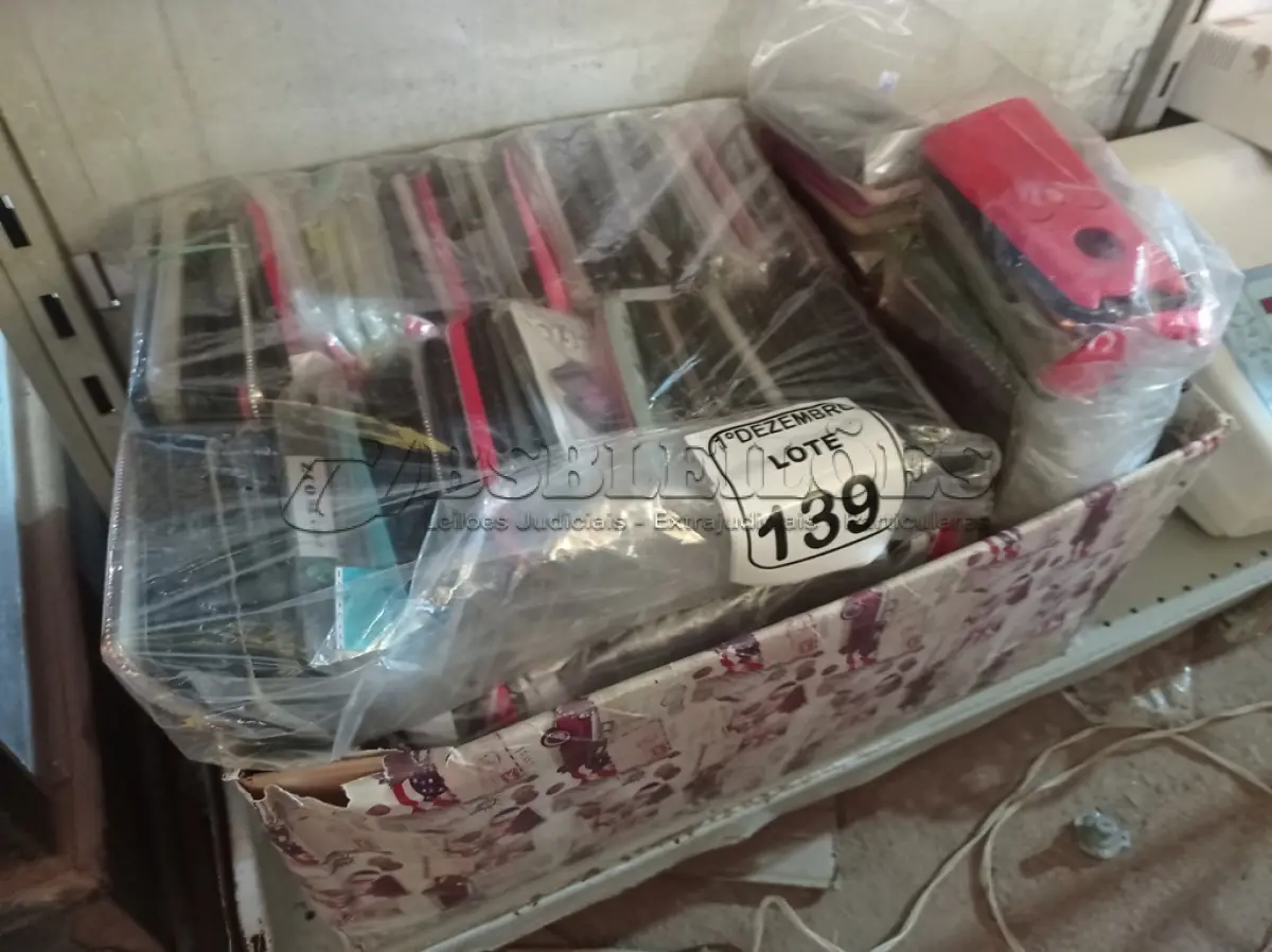 LOTE 139 - 01 LOTE C/VÁRIAS CAPAS DE CELULARES MODELOS DIVERSOS. (NO ESTADO) ATENÇÃO! FAZER A VISITAÇÃO ANTES DE ARREMATAR, NÃO SABEMOS SE FUNCIONA. LEILÃO NÃO TEM GARANTIA E NEM DEVOLUÇÃO, SUJEITO A POSSÍVEIS AVARIAS VISÍVEIS/OCULTAS E/OU AUSÊNCIA DE COMPONENTES.