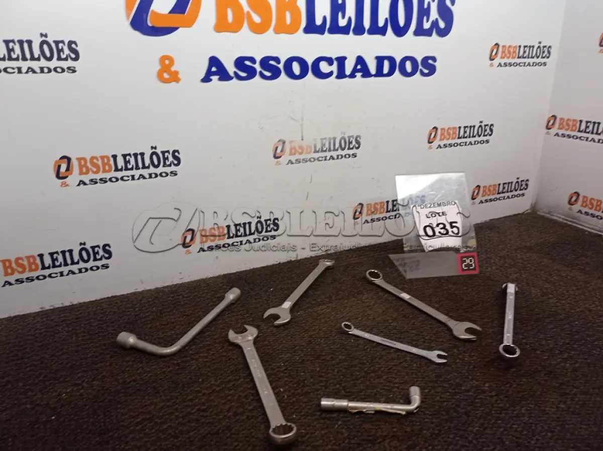 LOTE 035 - 04 CHAVES COMBINADAS E 02 CHAVES L DE NUMERAÇÕES DIVERSAS. (NO ESTADO) ATENÇÃO! FAZER A VISITAÇÃO ANTES DE ARREMATAR, NÃO SABEMOS SE FUNCIONA. LEILÃO NÃO TEM GARANTIA E NEM DEVOLUÇÃO, SUJEITO A POSSÍVEIS AVARIAS VISÍVEIS/OCULTAS E/OU AUSÊNCIA DE COMPONENTES.