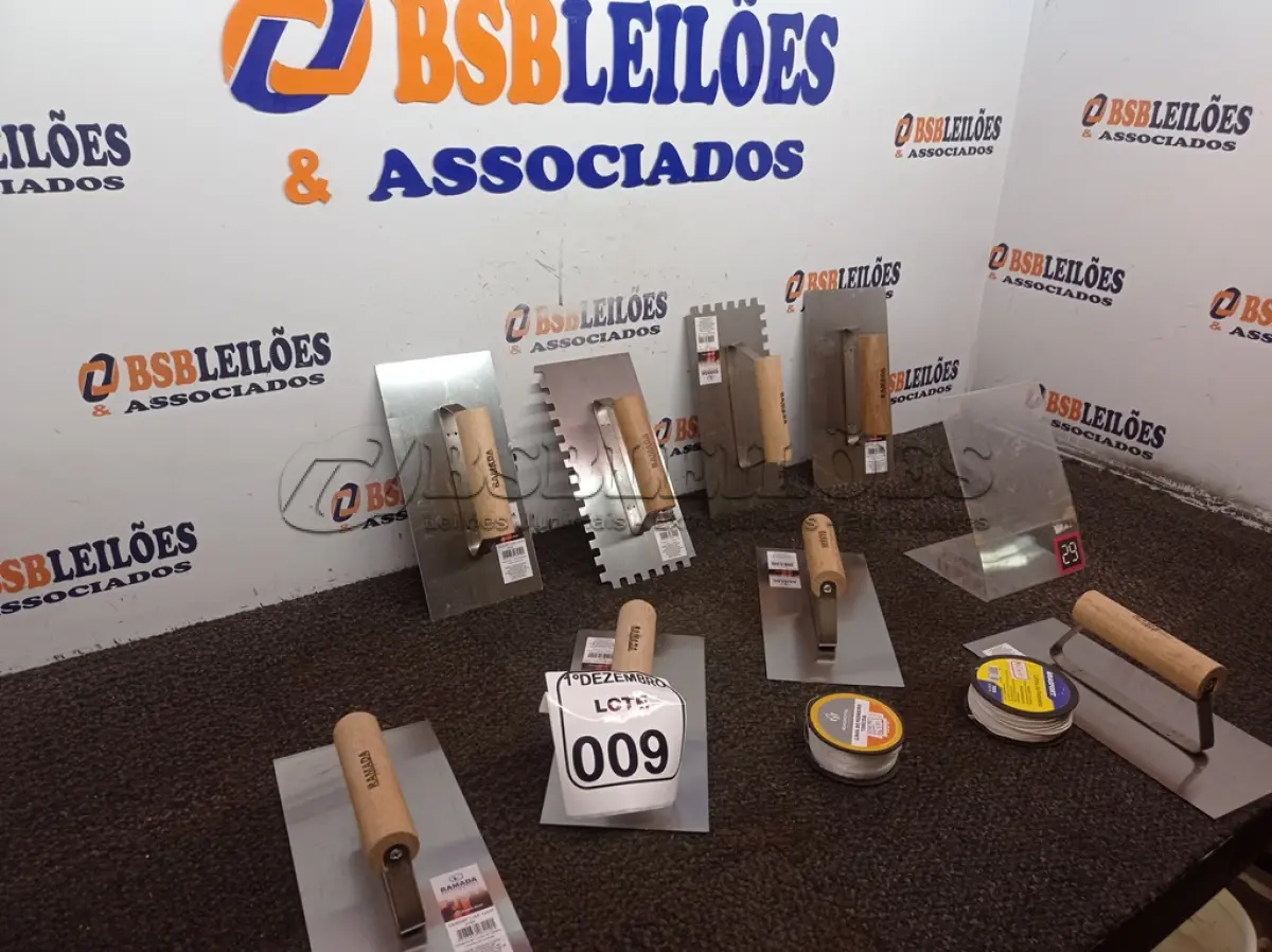LOTE 009 - 06 DESEMPENADEIRAS LISAS, 02 DESEMPENADEIRAS DENTADAS E 02 LINHAS DE PEDREIRO. (NO ESTADO) ATENÇÃO! FAZER A VISITAÇÃO ANTES DE ARREMATAR, NÃO SABEMOS SE FUNCIONA. LEILÃO NÃO TEM GARANTIA E NEM DEVOLUÇÃO, SUJEITO A POSSÍVEIS AVARIAS VISÍVEIS/OCULTAS E/OU AUSÊNCIA DE COMPONENTES.