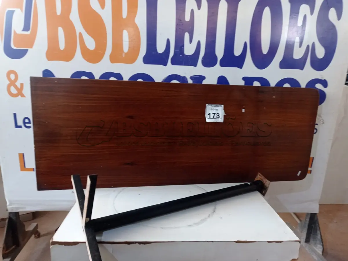 LOTE 173 - 01 MESA DE BANCADA. (NO ESTADO) ATENÇÃO! FAZER A VISITAÇÃO ANTES DE ARREMATAR, NÃO SABEMOS SE FUNCIONA. LEILÃO NÃO TEM GARANTIA E NEM DEVOLUÇÃO, SUJEITO A POSSÍVEIS AVARIAS VISÍVEIS/OCULTAS E/OU AUSÊNCIA DE COMPONENTES.