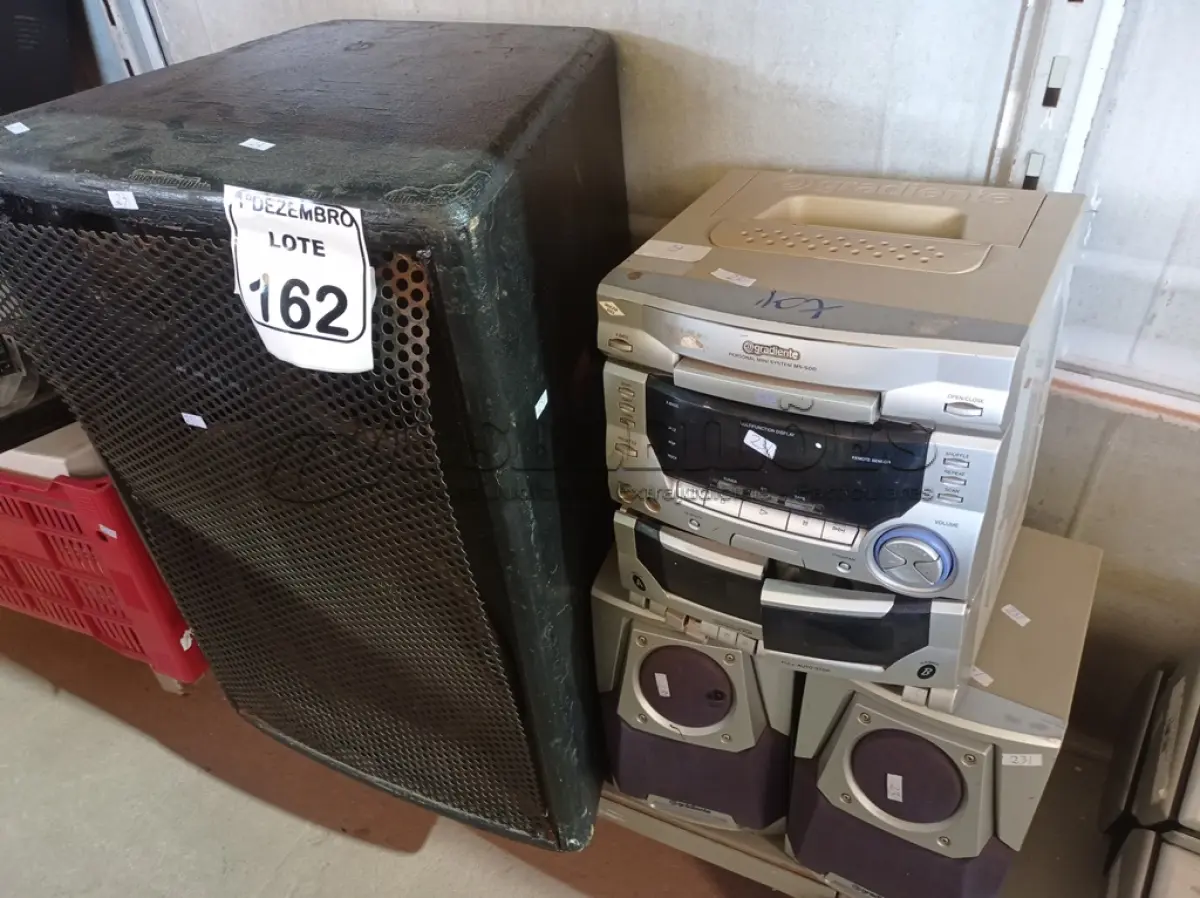 LOTE 162 - 01 CAIXA DE SOM PASSIVA C/AUTOFALANTE JBL. E 01 MICROSSYSTEM MARCA GRADIENTE.  (NO ESTADO) ATENÇÃO! FAZER A VISITAÇÃO ANTES DE ARREMATAR, NÃO SABEMOS SE FUNCIONA. LEILÃO NÃO TEM GARANTIA E NEM DEVOLUÇÃO, SUJEITO A POSSÍVEIS AVARIAS VISÍVEIS/OCULTAS E/OU AUSÊNCIA DE COMPONENTES.