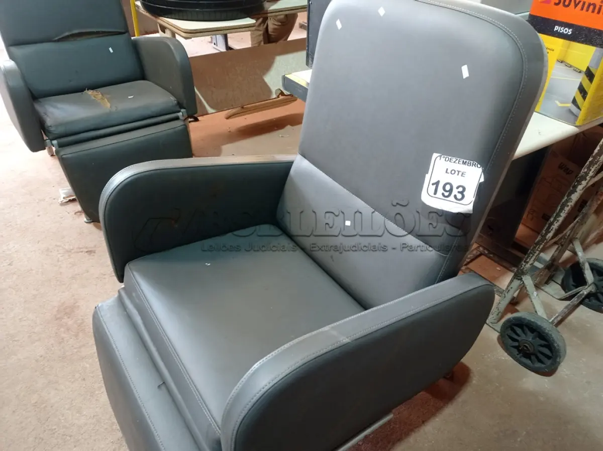 LOTE 193 - 01 CADEIRA DE DESCANSO. (NO ESTADO) ATENÇÃO! FAZER A VISITAÇÃO ANTES DE ARREMATAR, NÃO SABEMOS SE FUNCIONA. LEILÃO NÃO TEM GARANTIA E NEM DEVOLUÇÃO, SUJEITO A POSSÍVEIS AVARIAS VISÍVEIS/OCULTAS E/OU AUSÊNCIA DE COMPONENTES.