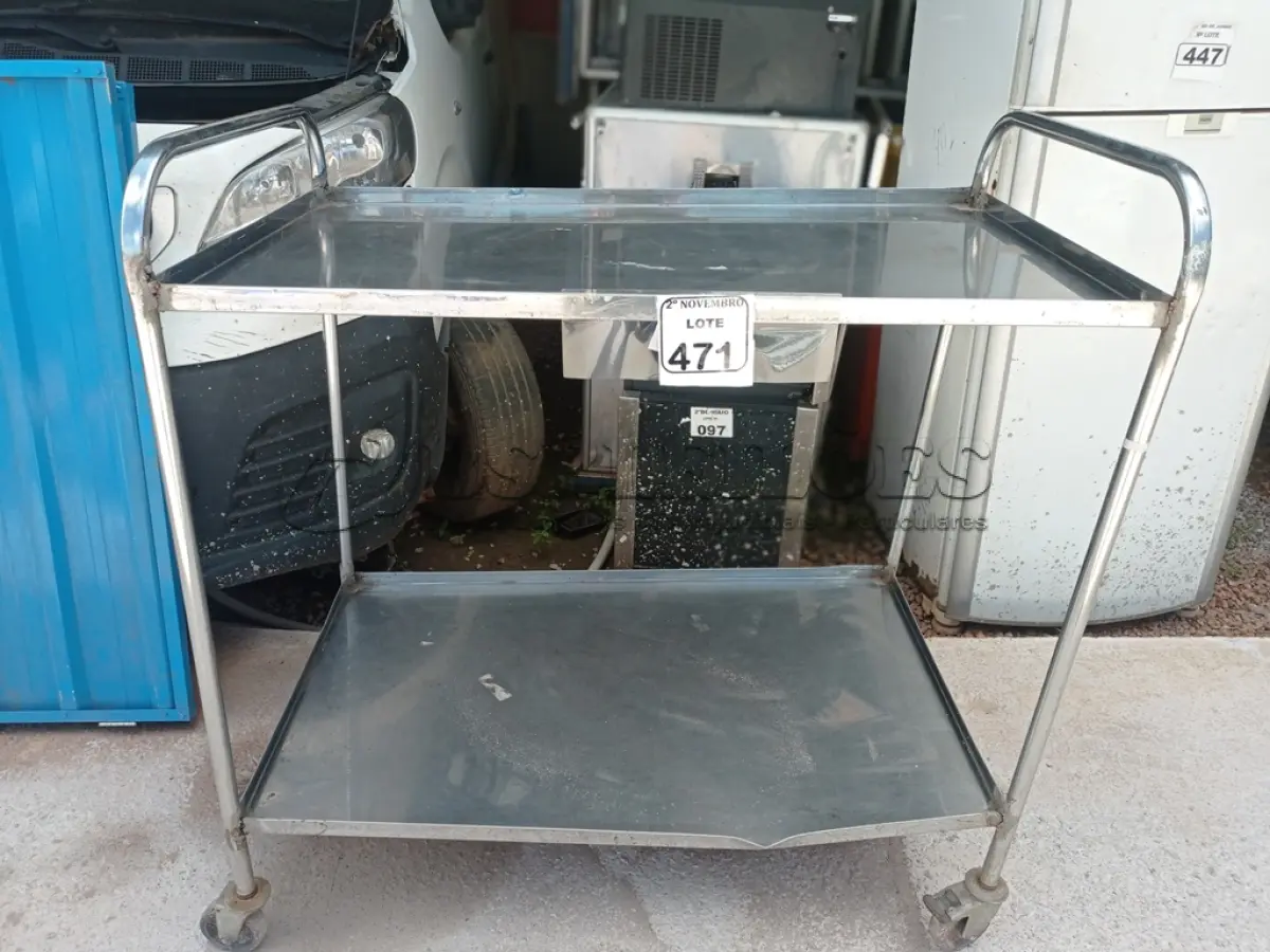 LOTE 471 - 01 CARRINHO EM INOX C/ 02 REPARTIMENTOS. (NO ESTADO) ATENÇÃO! FAZER A VISITAÇÃO ANTES DE ARREMATAR, NÃO SABEMOS SE FUNCIONA. LEILÃO NÃO TEM GARANTIA E NEM DEVOLUÇÃO, SUJEITO A POSSÍVEIS AVARIAS VISÍVEIS/OCULTAS E/OU AUSÊNCIA DE COMPONENTES.