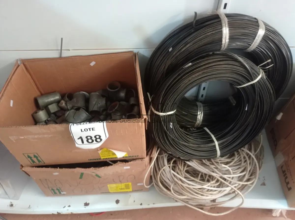 LOTE 188 - 01 LOTE COM GRANDE QUANTIDADE DE MATERIAIS HIDRÁULICOS DIVERSOS, MIOLOS DE FECHADURAS E CABOS DIVERSOS. (NO ESTADO) ATENÇÃO! FAZER A VISITAÇÃO ANTES DE ARREMATAR, NÃO SABEMOS SE FUNCIONA. LEILÃO NÃO TEM GARANTIA E NEM DEVOLUÇÃO, SUJEITO A POSSÍVEIS AVARIAS VISÍVEIS/OCULTAS E/OU AUSÊNCIA DE COMPONENTES.