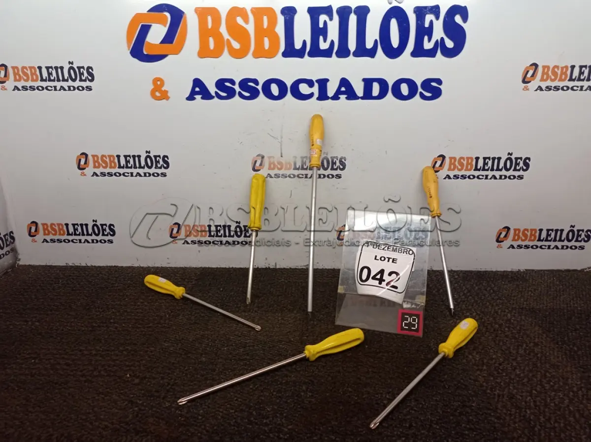 LOTE 042 - 06 CHAVES PHILIPS TAMANHOS DIVERSOS. (NO ESTADO) ATENÇÃO! FAZER A VISITAÇÃO ANTES DE ARREMATAR, NÃO SABEMOS SE FUNCIONA. LEILÃO NÃO TEM GARANTIA E NEM DEVOLUÇÃO, SUJEITO A POSSÍVEIS AVARIAS VISÍVEIS/OCULTAS E/OU AUSÊNCIA DE COMPONENTES.