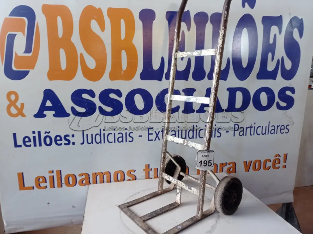 LOTE 195 - 01 CARRINHO P/TRANSPORTE DE CARGA. (NO ESTADO) ATENÇÃO! FAZER A VISITAÇÃO ANTES DE ARREMATAR, NÃO SABEMOS SE FUNCIONA. LEILÃO NÃO TEM GARANTIA E NEM DEVOLUÇÃO, SUJEITO A POSSÍVEIS AVARIAS VISÍVEIS/OCULTAS E/OU AUSÊNCIA DE COMPONENTES.