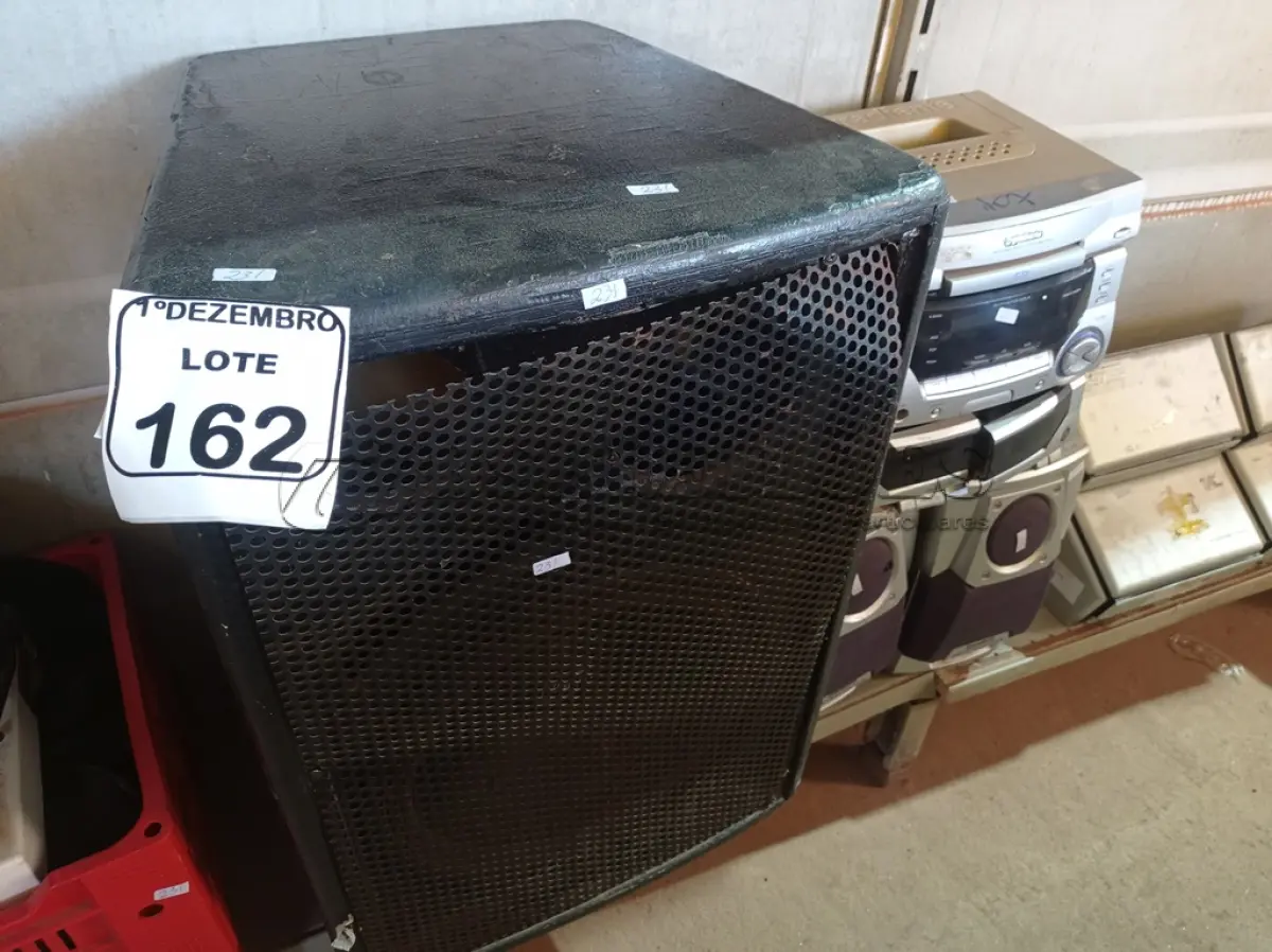 LOTE 162 - 01 CAIXA DE SOM PASSIVA C/AUTOFALANTE JBL. E 01 MICROSSYSTEM MARCA GRADIENTE.  (NO ESTADO) ATENÇÃO! FAZER A VISITAÇÃO ANTES DE ARREMATAR, NÃO SABEMOS SE FUNCIONA. LEILÃO NÃO TEM GARANTIA E NEM DEVOLUÇÃO, SUJEITO A POSSÍVEIS AVARIAS VISÍVEIS/OCULTAS E/OU AUSÊNCIA DE COMPONENTES.